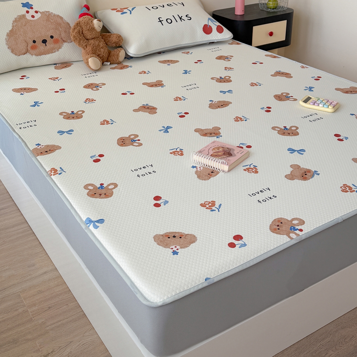 91家纺网 家纺一手货源 找家纺 Sweet dreams甜梦 2026新款A类数码印花凉感豆豆床笠款凉席--小版 蝴蝶结狗狗