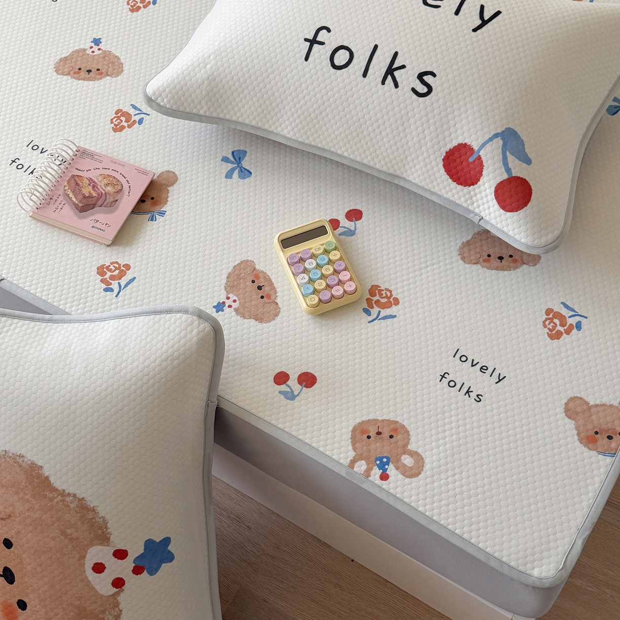 91家纺网 家纺一手货源 找家纺 Sweet dreams甜梦 2026新款A类数码印花凉感豆豆床笠款凉席--小版 蝴蝶结狗狗