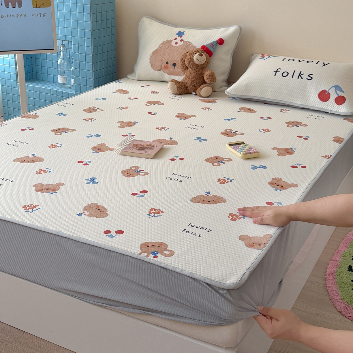 91家纺网 家纺一手货源 找家纺 Sweet dreams甜梦 2026新款A类数码印花凉感豆豆床笠款凉席--小版 蝴蝶结狗狗