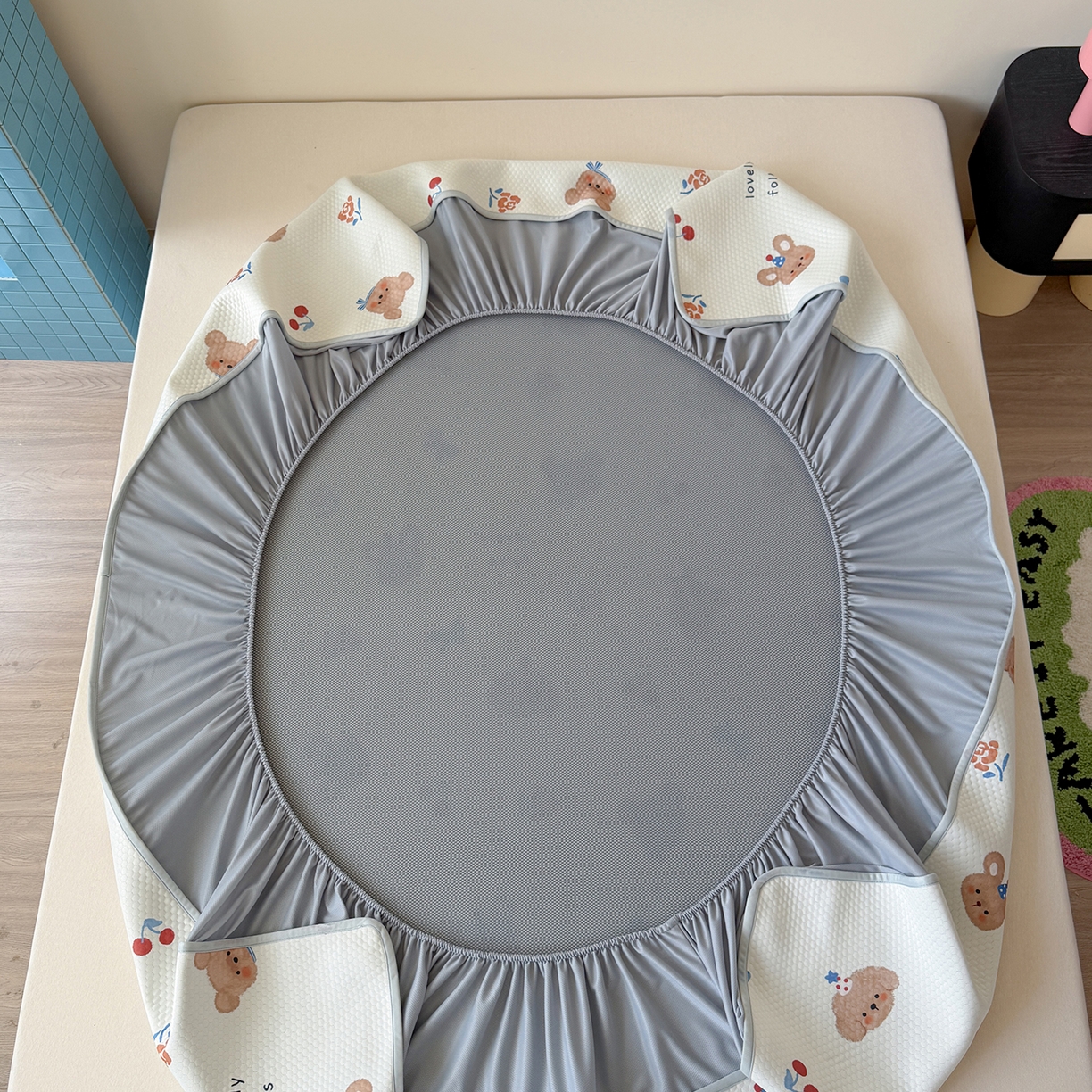 91家纺网 家纺一手货源 找家纺 Sweet dreams甜梦 2026新款A类数码印花凉感豆豆床笠款凉席--小版 蝴蝶结狗狗