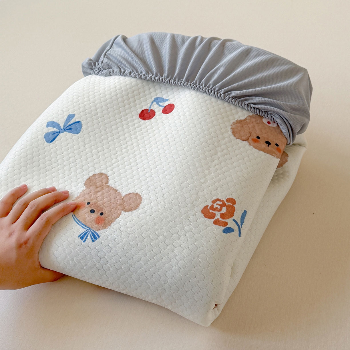 91家纺网 家纺一手货源 找家纺 Sweet dreams甜梦 2026新款A类数码印花凉感豆豆床笠款凉席--小版 蝴蝶结狗狗