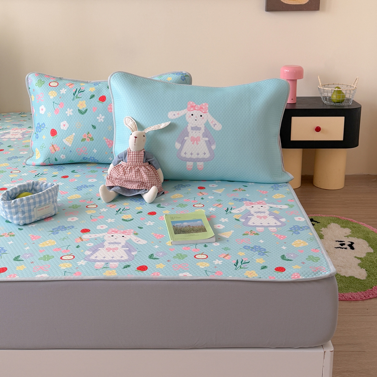 91家纺网 家纺一手货源 找家纺 Sweet dreams甜梦 2026新款A类数码印花凉感豆豆床笠款凉席--小版 花花小兔