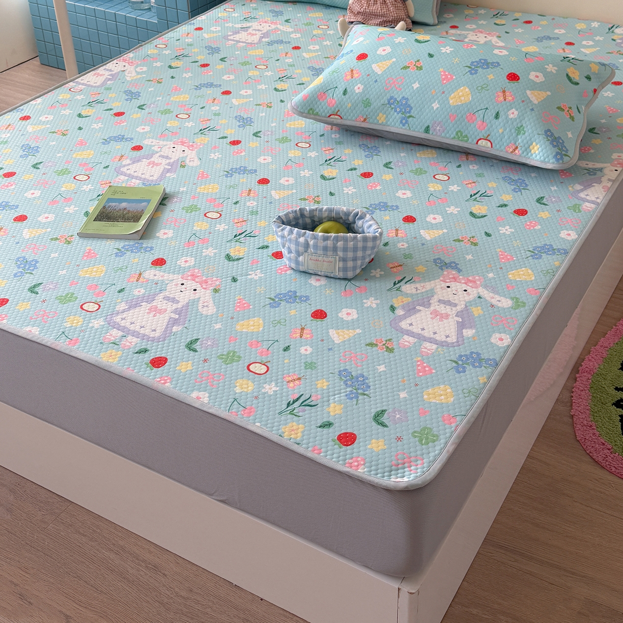 91家纺网 家纺一手货源 找家纺 Sweet dreams甜梦 2026新款A类数码印花凉感豆豆床笠款凉席--小版 花花小兔