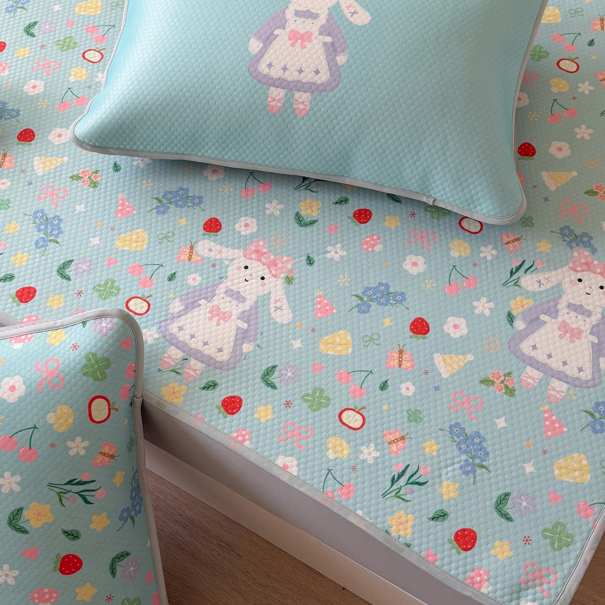 91家纺网 家纺一手货源 找家纺 Sweet dreams甜梦 2026新款A类数码印花凉感豆豆床笠款凉席--小版 花花小兔