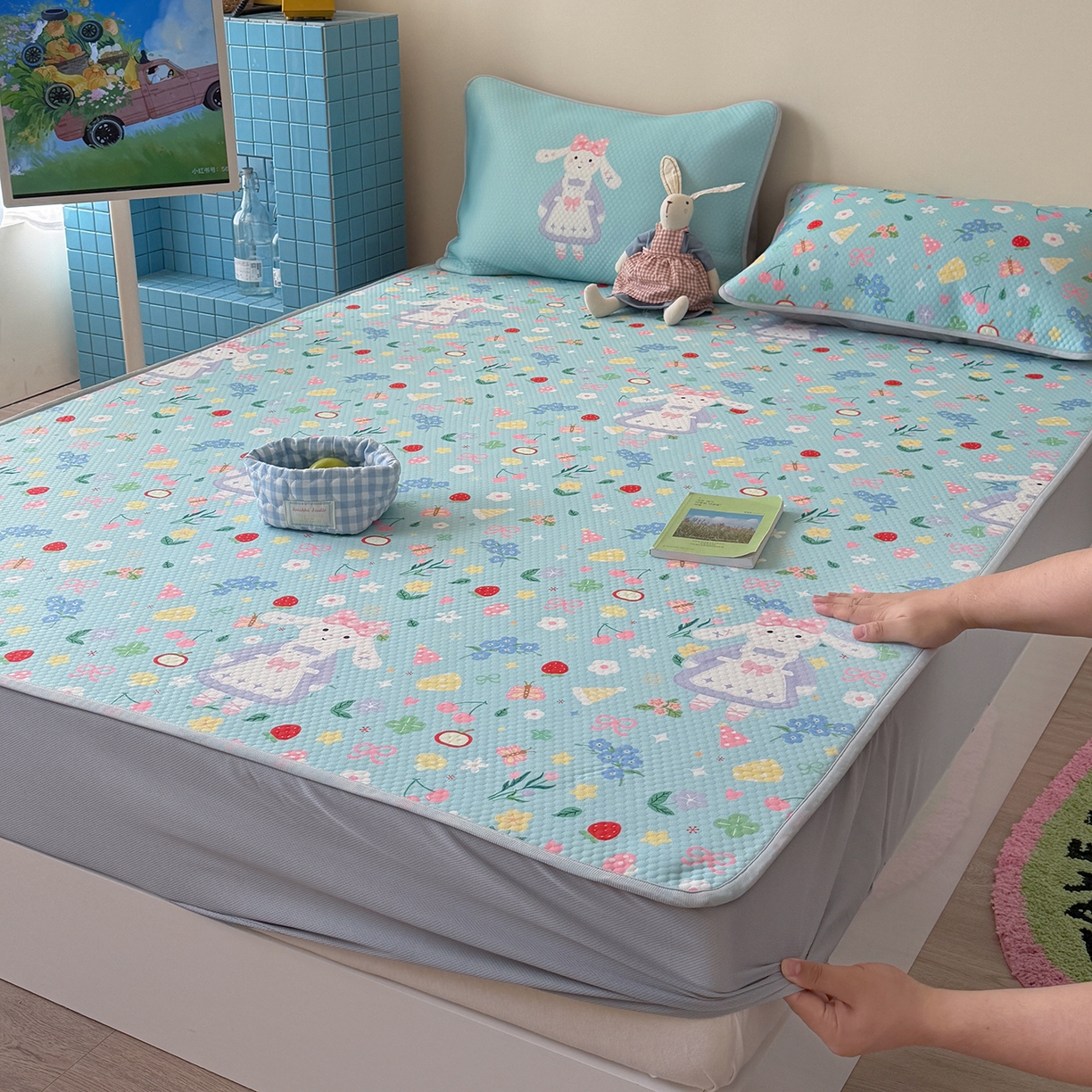 91家纺网 家纺一手货源 找家纺 Sweet dreams甜梦 2026新款A类数码印花凉感豆豆床笠款凉席--小版 花花小兔