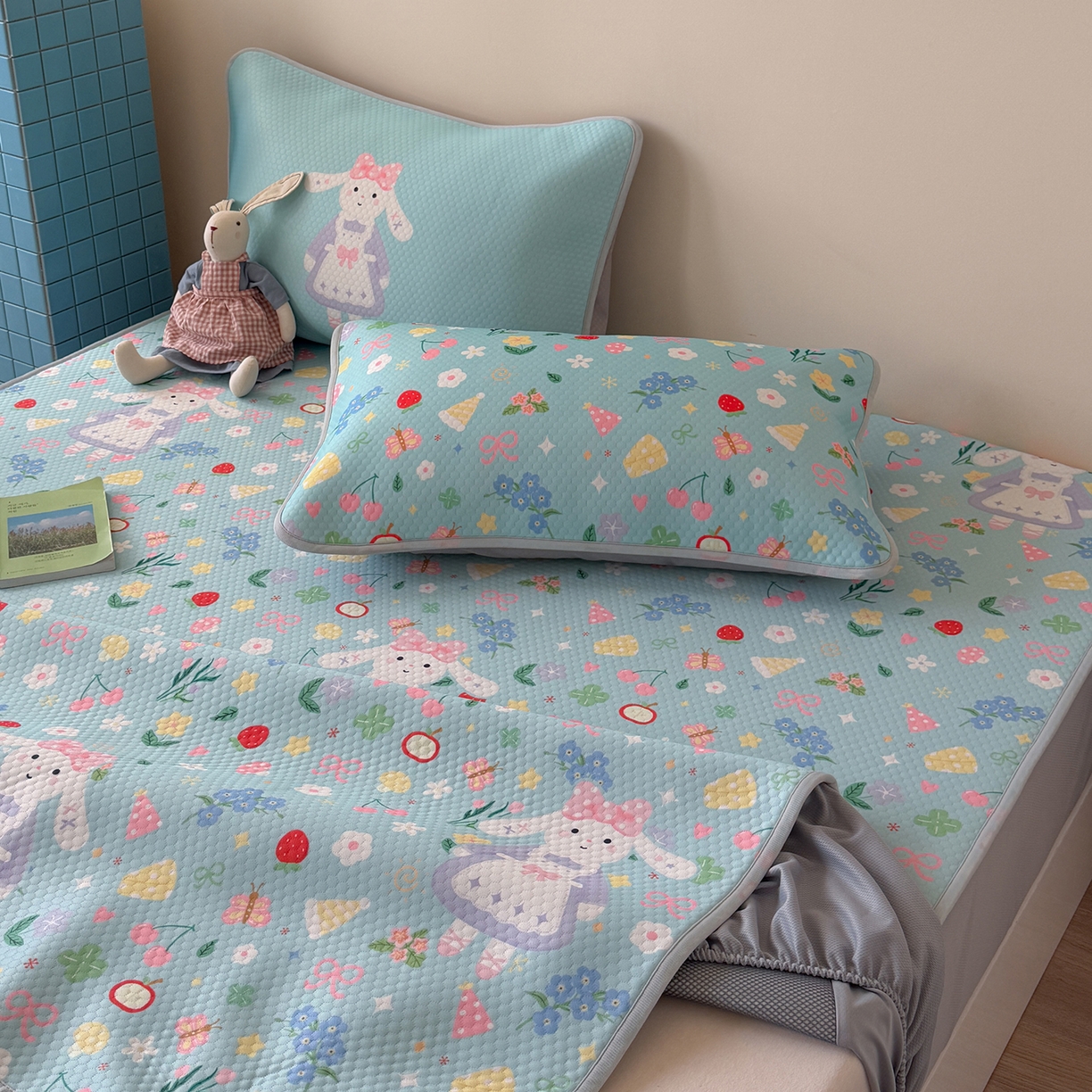 91家纺网 家纺一手货源 找家纺 Sweet dreams甜梦 2026新款A类数码印花凉感豆豆床笠款凉席--小版 花花小兔