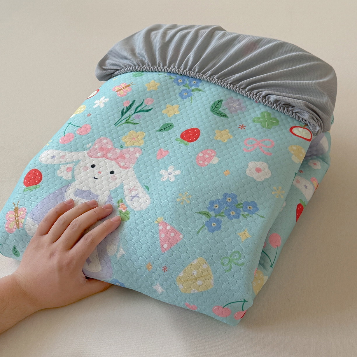 91家纺网 家纺一手货源 找家纺 Sweet dreams甜梦 2026新款A类数码印花凉感豆豆床笠款凉席--小版 花花小兔