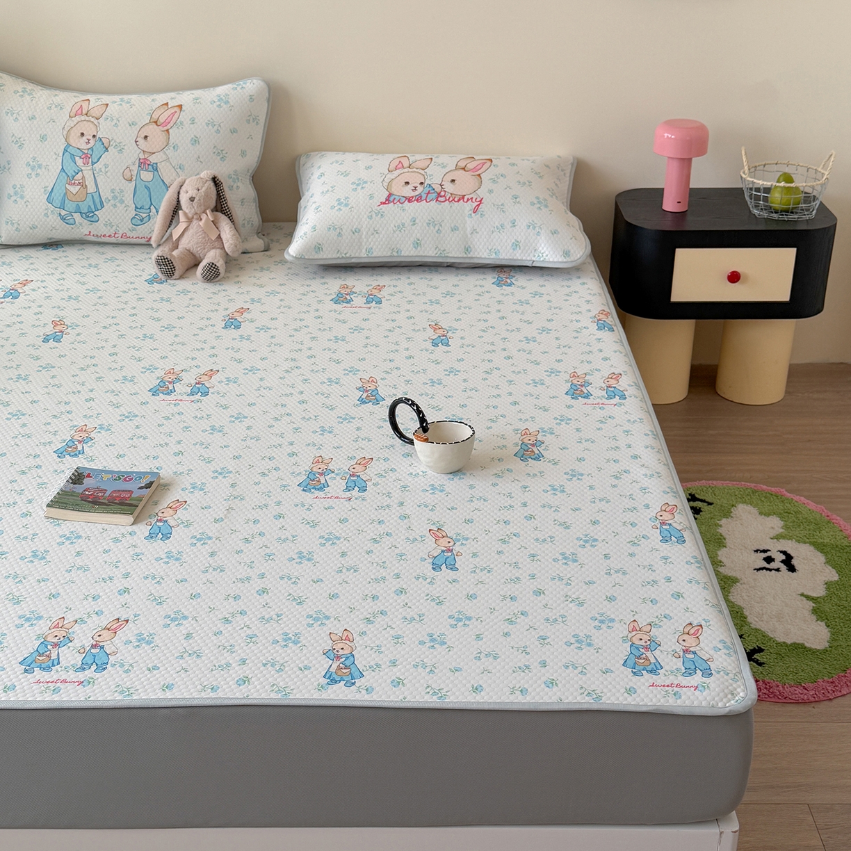 91家纺网 家纺一手货源 找家纺 Sweet dreams甜梦 2026新款A类数码印花凉感豆豆床笠款凉席--小版 花纹兔