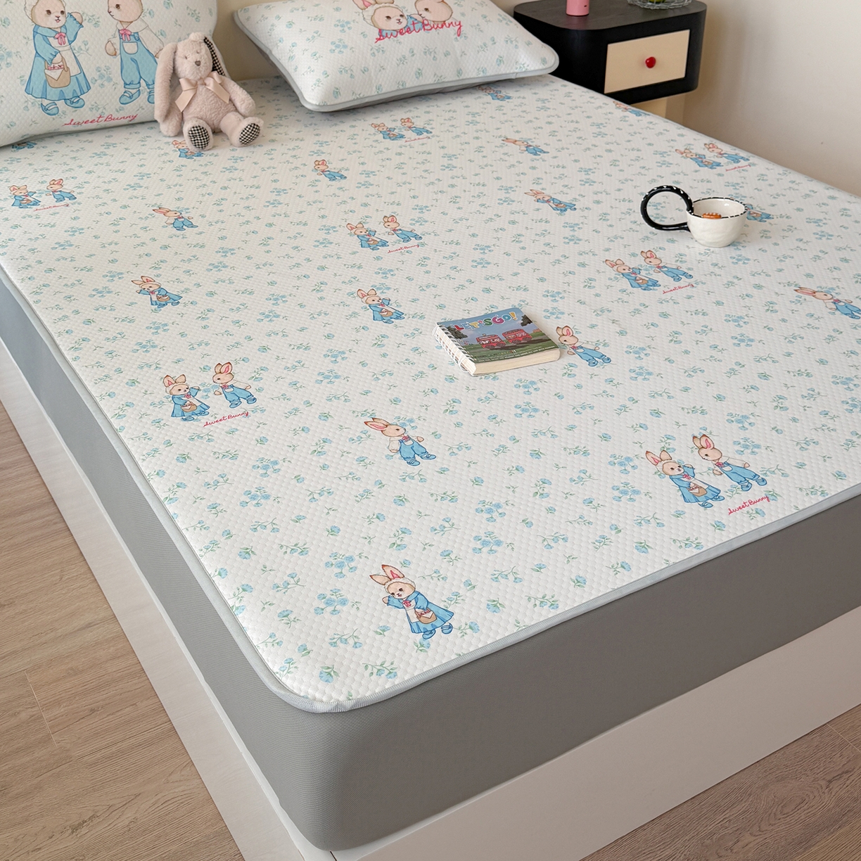 91家纺网 家纺一手货源 找家纺 Sweet dreams甜梦 2026新款A类数码印花凉感豆豆床笠款凉席--小版 花纹兔