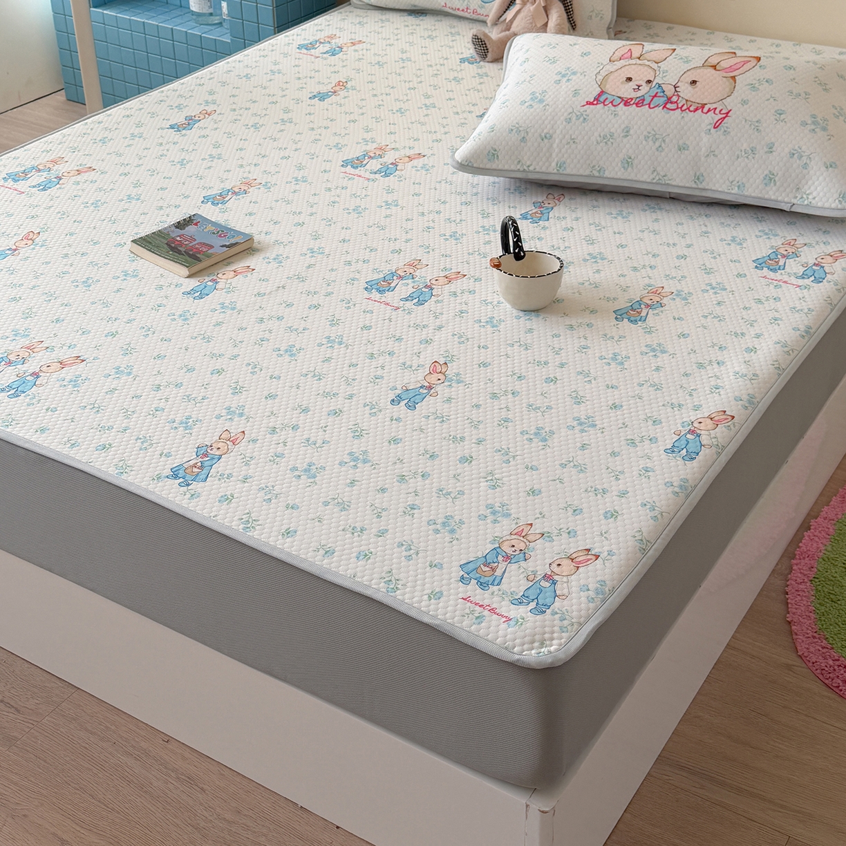 91家纺网 家纺一手货源 找家纺 Sweet dreams甜梦 2026新款A类数码印花凉感豆豆床笠款凉席--小版 花纹兔