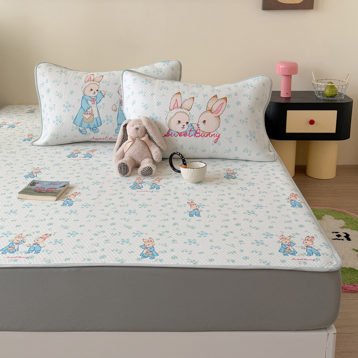 91家纺网 家纺一手货源 找家纺 Sweet dreams甜梦 2026新款A类数码印花凉感豆豆床笠款凉席--小版 花纹兔