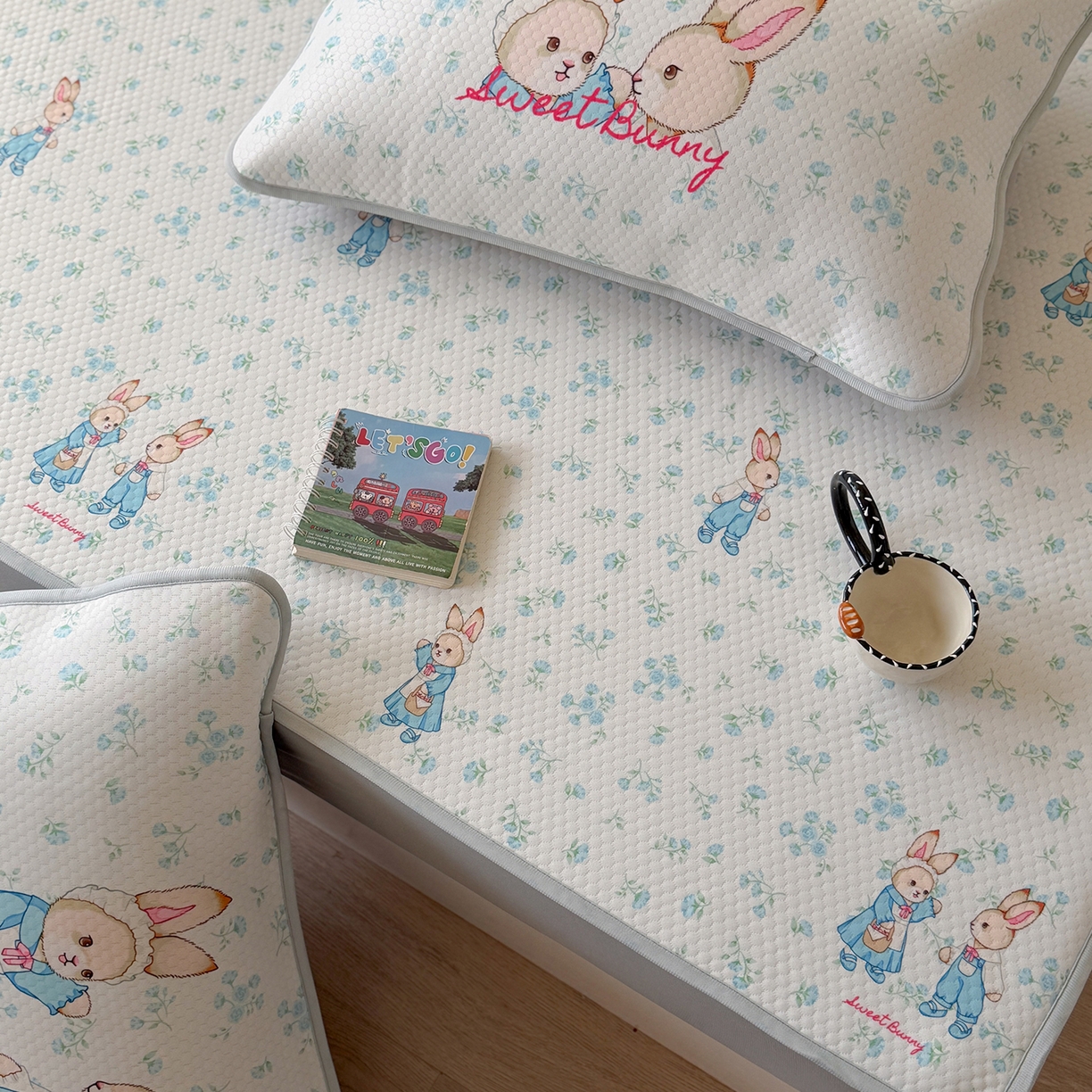 91家纺网 家纺一手货源 找家纺 Sweet dreams甜梦 2026新款A类数码印花凉感豆豆床笠款凉席--小版 花纹兔