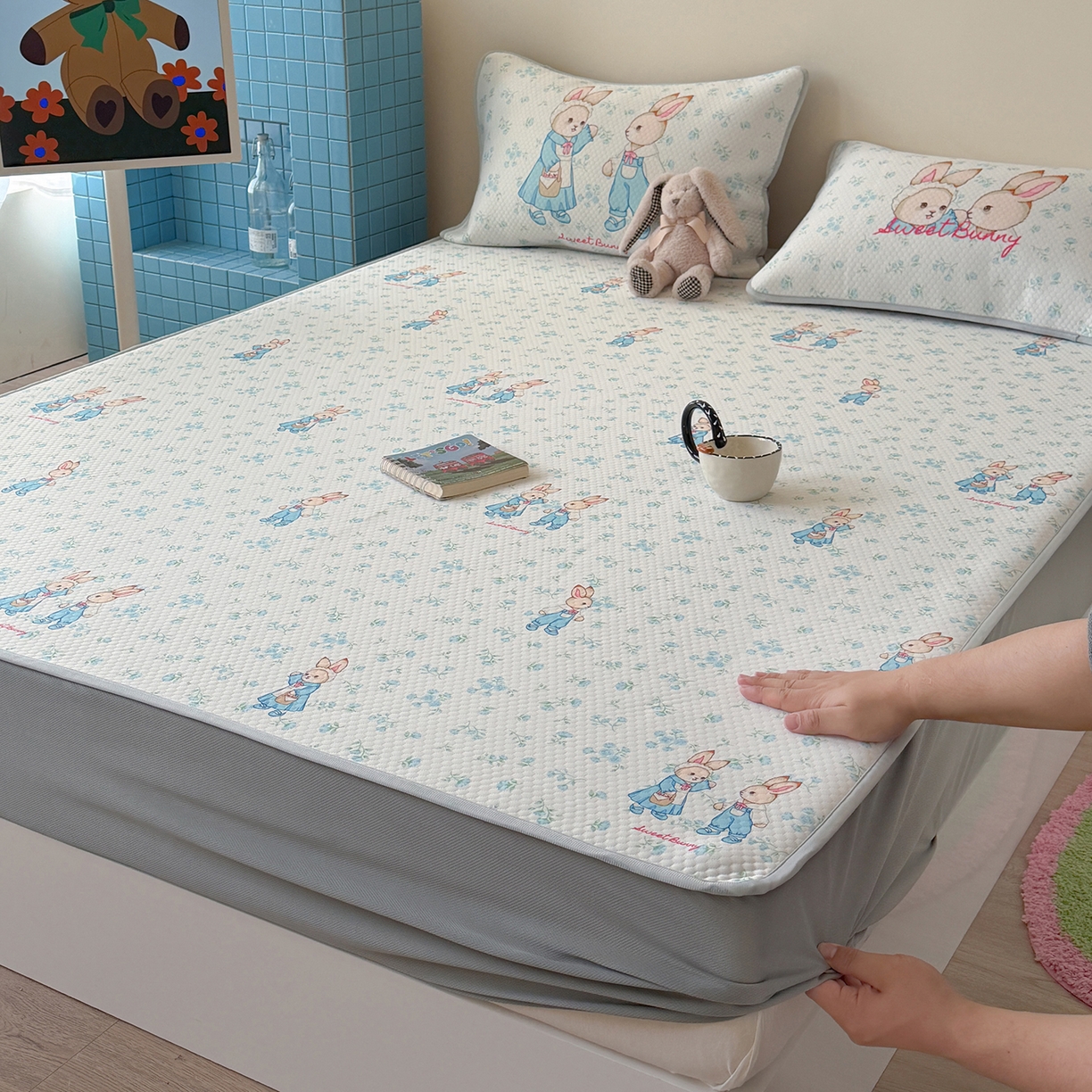 91家纺网 家纺一手货源 找家纺 Sweet dreams甜梦 2026新款A类数码印花凉感豆豆床笠款凉席--小版 花纹兔