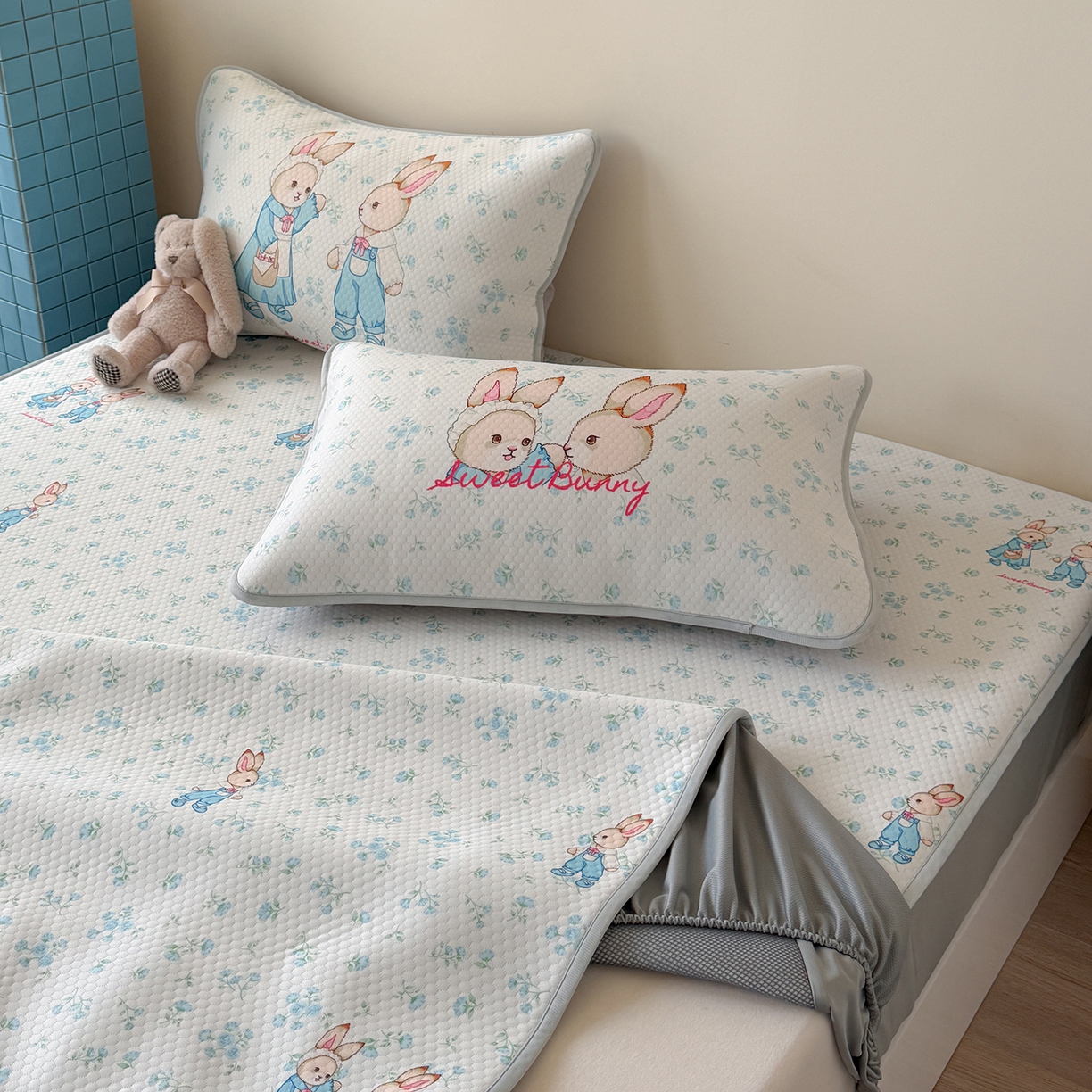 91家纺网 家纺一手货源 找家纺 Sweet dreams甜梦 2026新款A类数码印花凉感豆豆床笠款凉席--小版 花纹兔