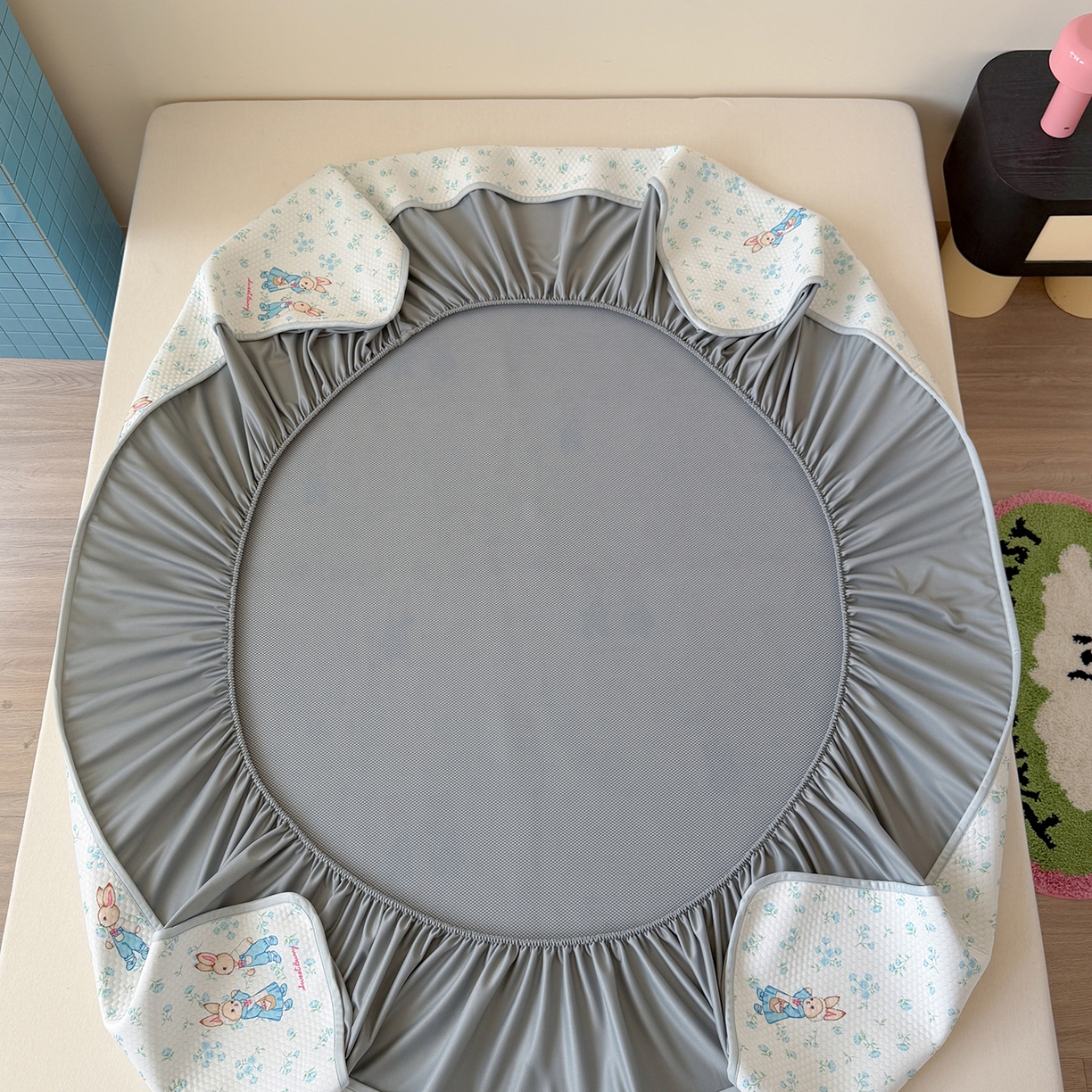 91家纺网 家纺一手货源 找家纺 Sweet dreams甜梦 2026新款A类数码印花凉感豆豆床笠款凉席--小版 花纹兔