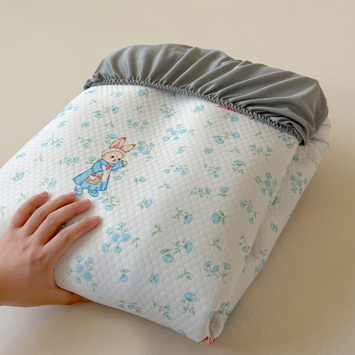 91家纺网 家纺一手货源 找家纺 Sweet dreams甜梦 2026新款A类数码印花凉感豆豆床笠款凉席--小版 花纹兔