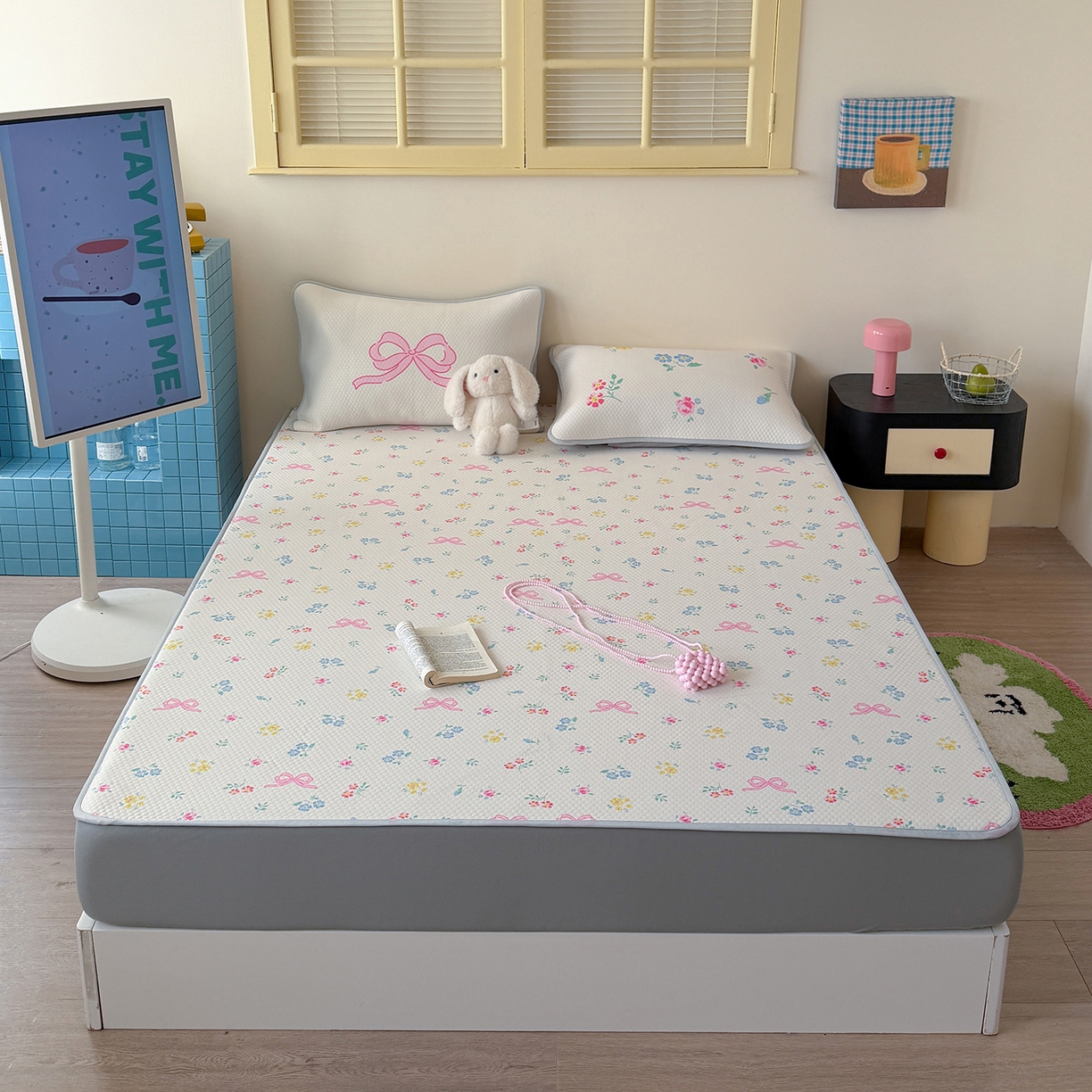 91家纺网 家纺一手货源 找家纺 Sweet dreams甜梦 2026新款A类数码印花凉感豆豆床笠款凉席--小版 黄底粉花