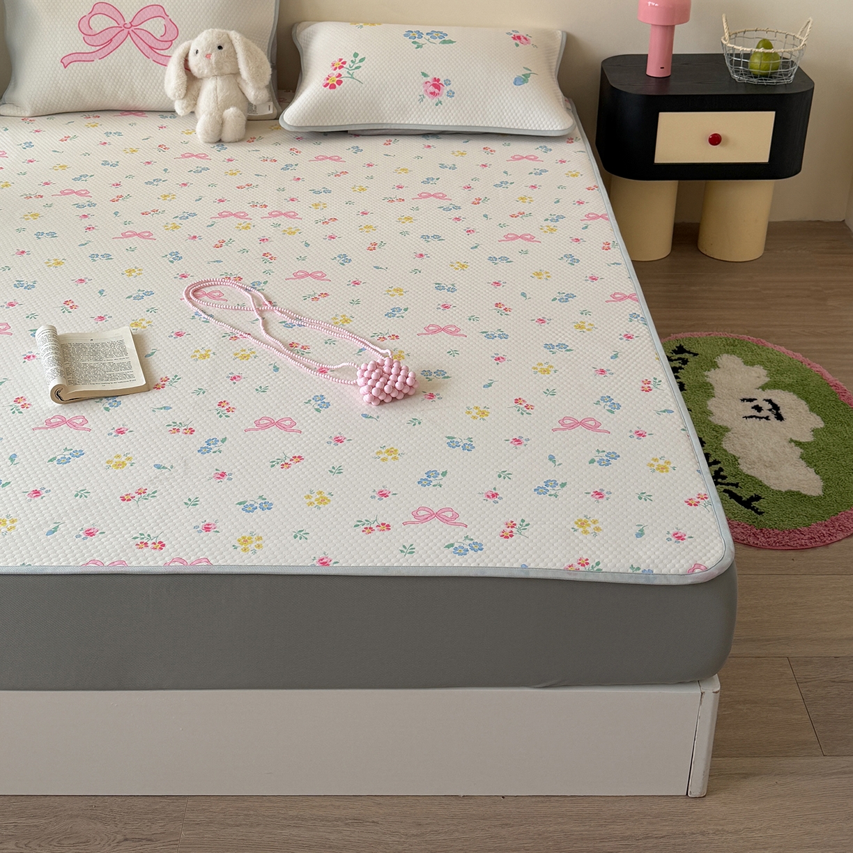 91家纺网 家纺一手货源 找家纺 Sweet dreams甜梦 2026新款A类数码印花凉感豆豆床笠款凉席--小版 黄底粉花