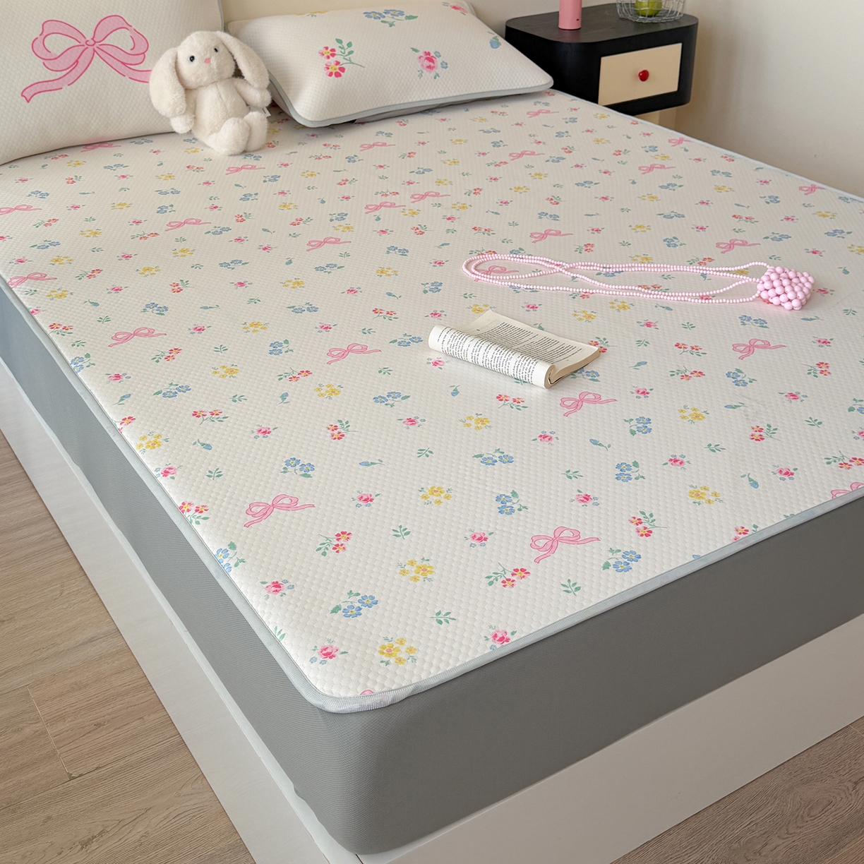 91家纺网 家纺一手货源 找家纺 Sweet dreams甜梦 2026新款A类数码印花凉感豆豆床笠款凉席--小版 黄底粉花