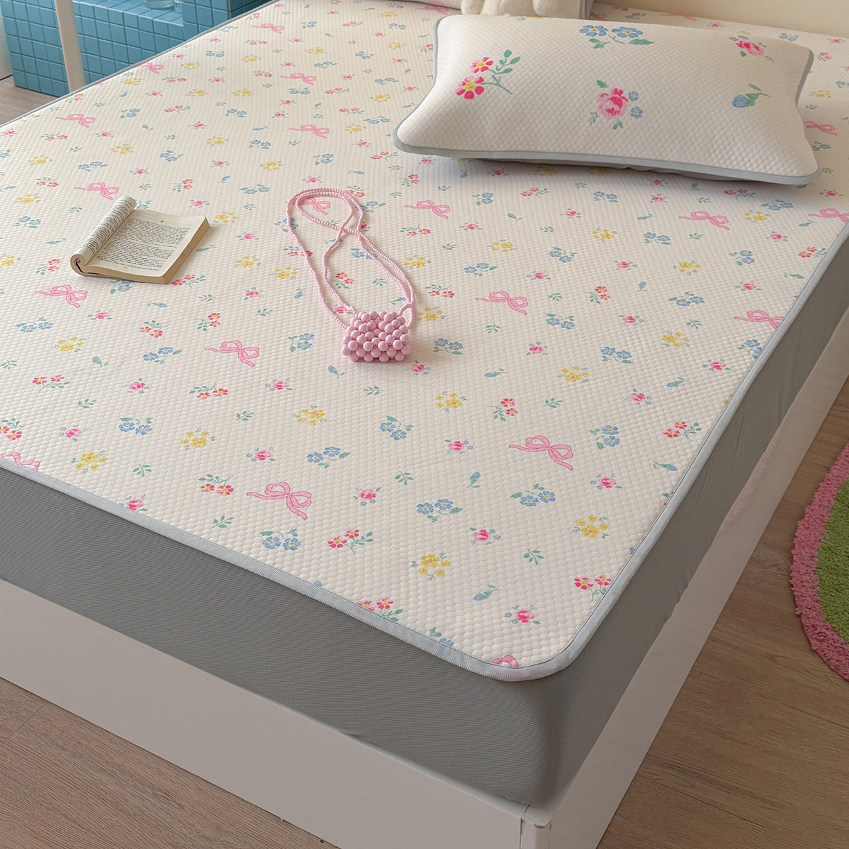 91家纺网 家纺一手货源 找家纺 Sweet dreams甜梦 2026新款A类数码印花凉感豆豆床笠款凉席--小版 黄底粉花