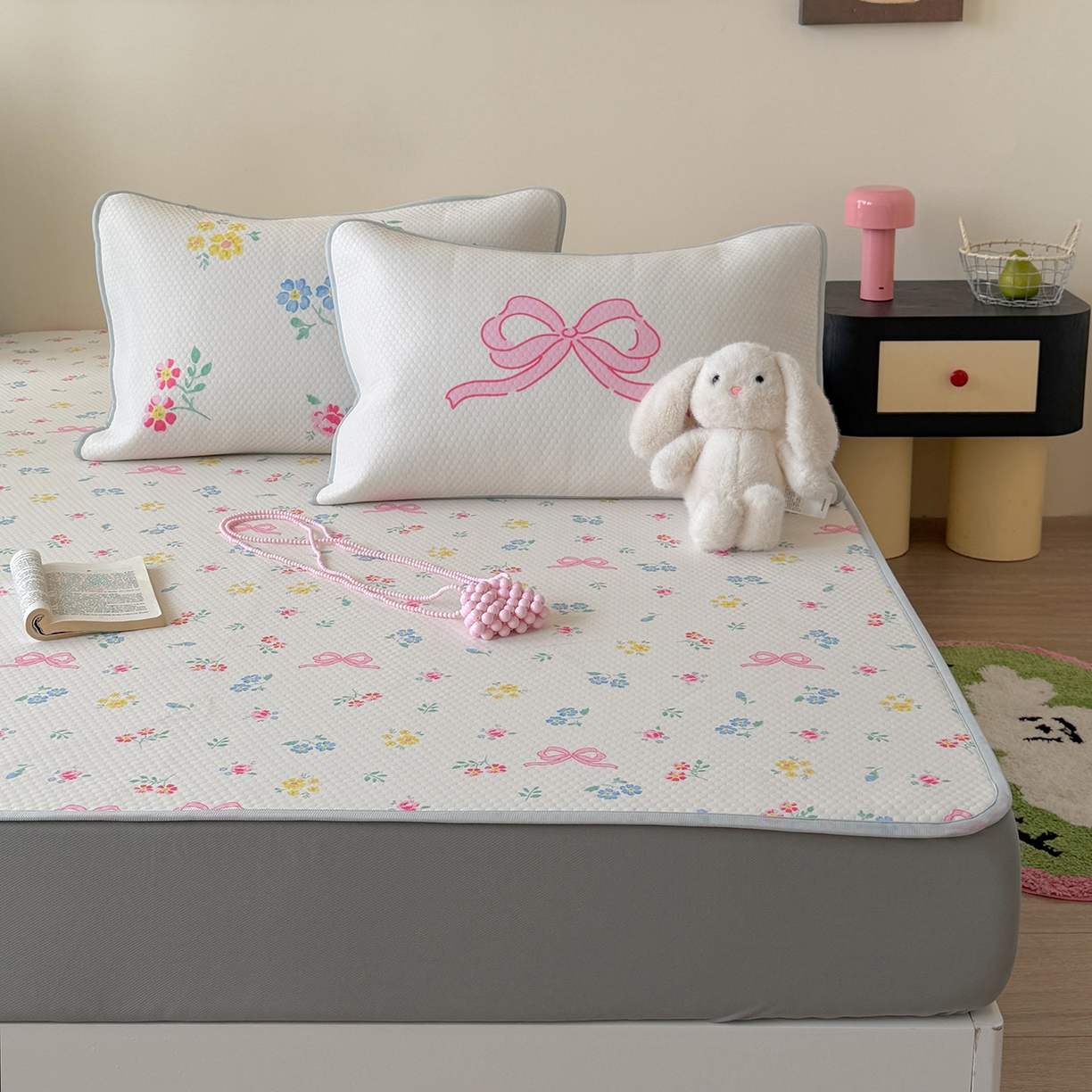 91家纺网 家纺一手货源 找家纺 Sweet dreams甜梦 2026新款A类数码印花凉感豆豆床笠款凉席--小版 黄底粉花