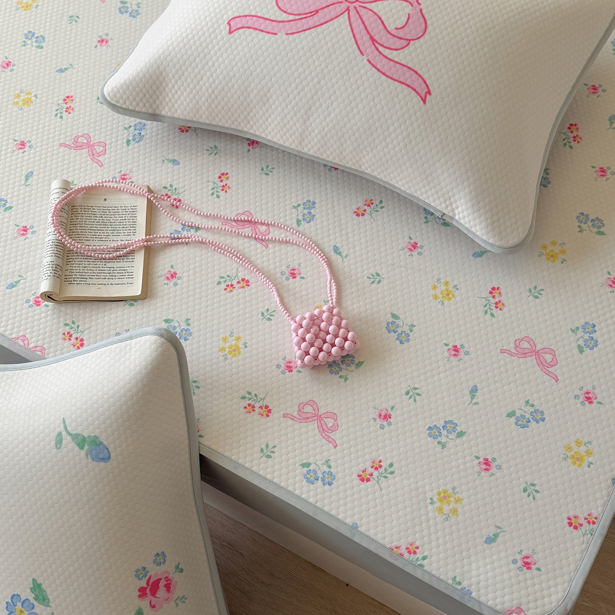 91家纺网 家纺一手货源 找家纺 Sweet dreams甜梦 2026新款A类数码印花凉感豆豆床笠款凉席--小版 黄底粉花