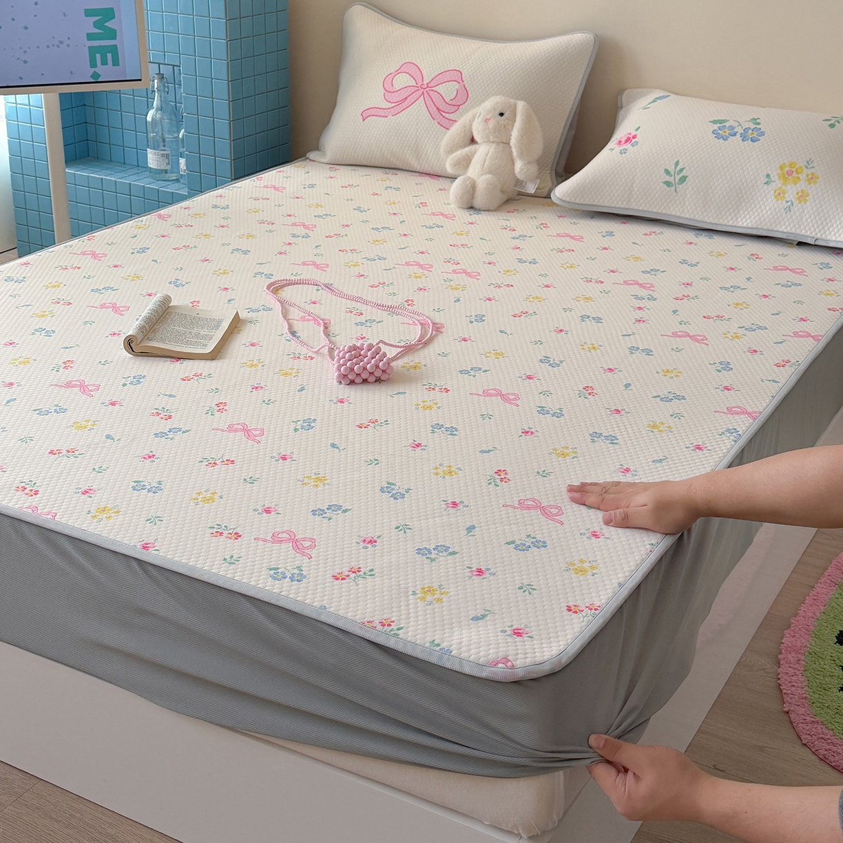 91家纺网 家纺一手货源 找家纺 Sweet dreams甜梦 2026新款A类数码印花凉感豆豆床笠款凉席--小版 黄底粉花