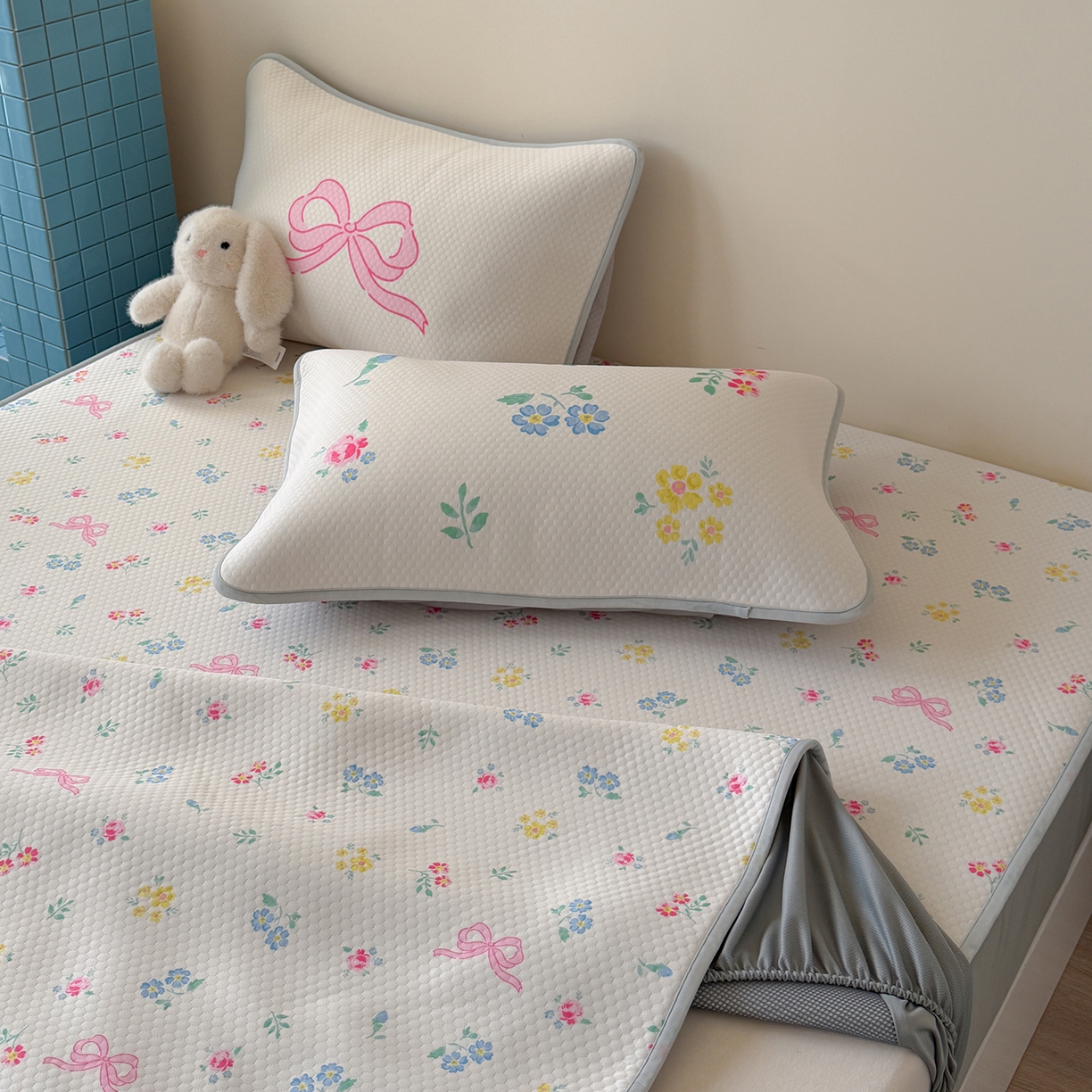 91家纺网 家纺一手货源 找家纺 Sweet dreams甜梦 2026新款A类数码印花凉感豆豆床笠款凉席--小版 黄底粉花