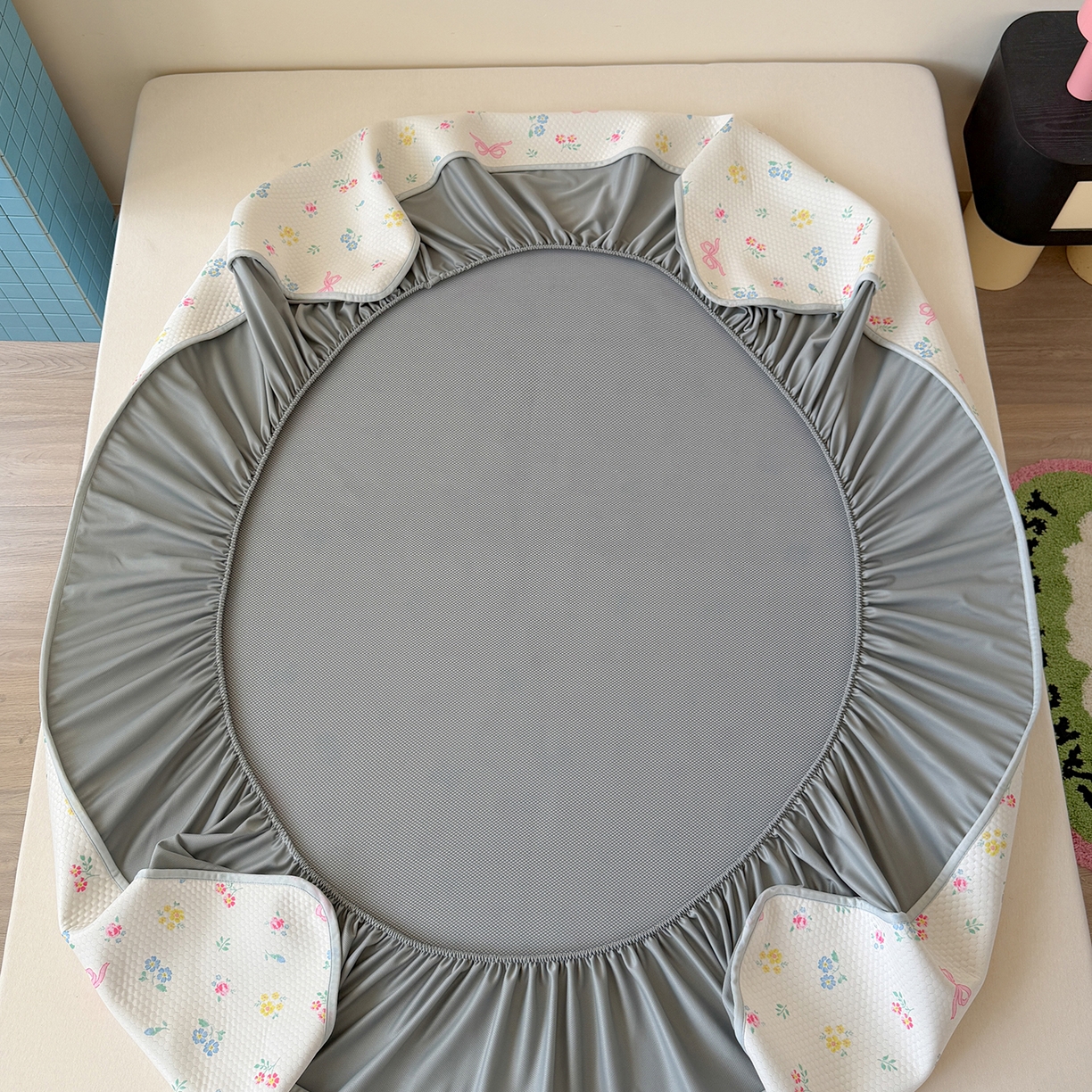 91家纺网 家纺一手货源 找家纺 Sweet dreams甜梦 2026新款A类数码印花凉感豆豆床笠款凉席--小版 黄底粉花