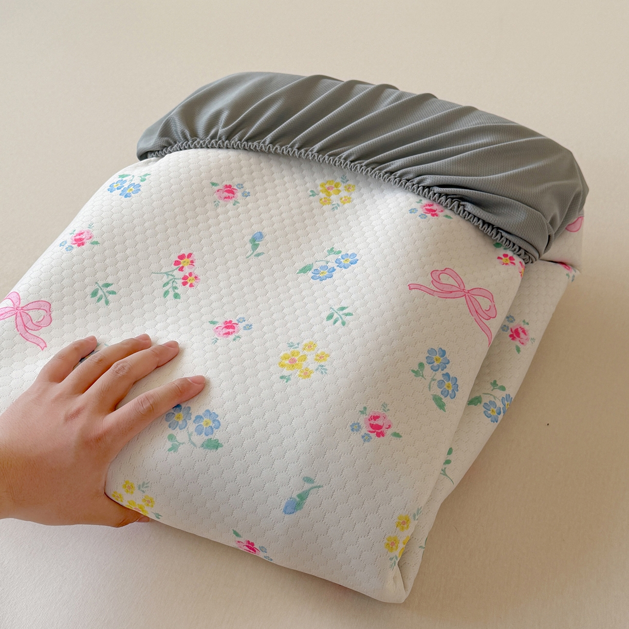 91家纺网 家纺一手货源 找家纺 Sweet dreams甜梦 2026新款A类数码印花凉感豆豆床笠款凉席--小版 黄底粉花