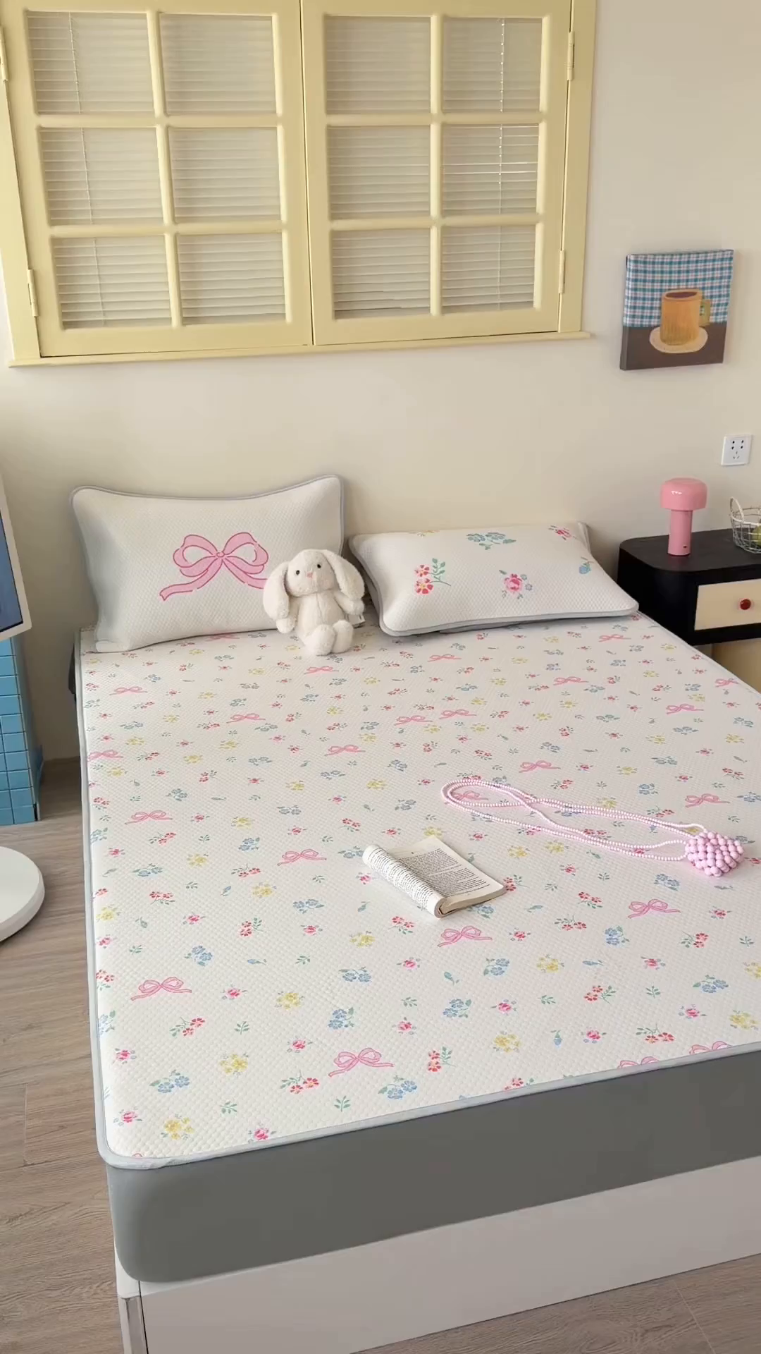 91家纺网 家纺一手货源 找家纺 Sweet dreams甜梦 2026新款A类数码印花凉感豆豆床笠款凉席--小版 黄底粉花