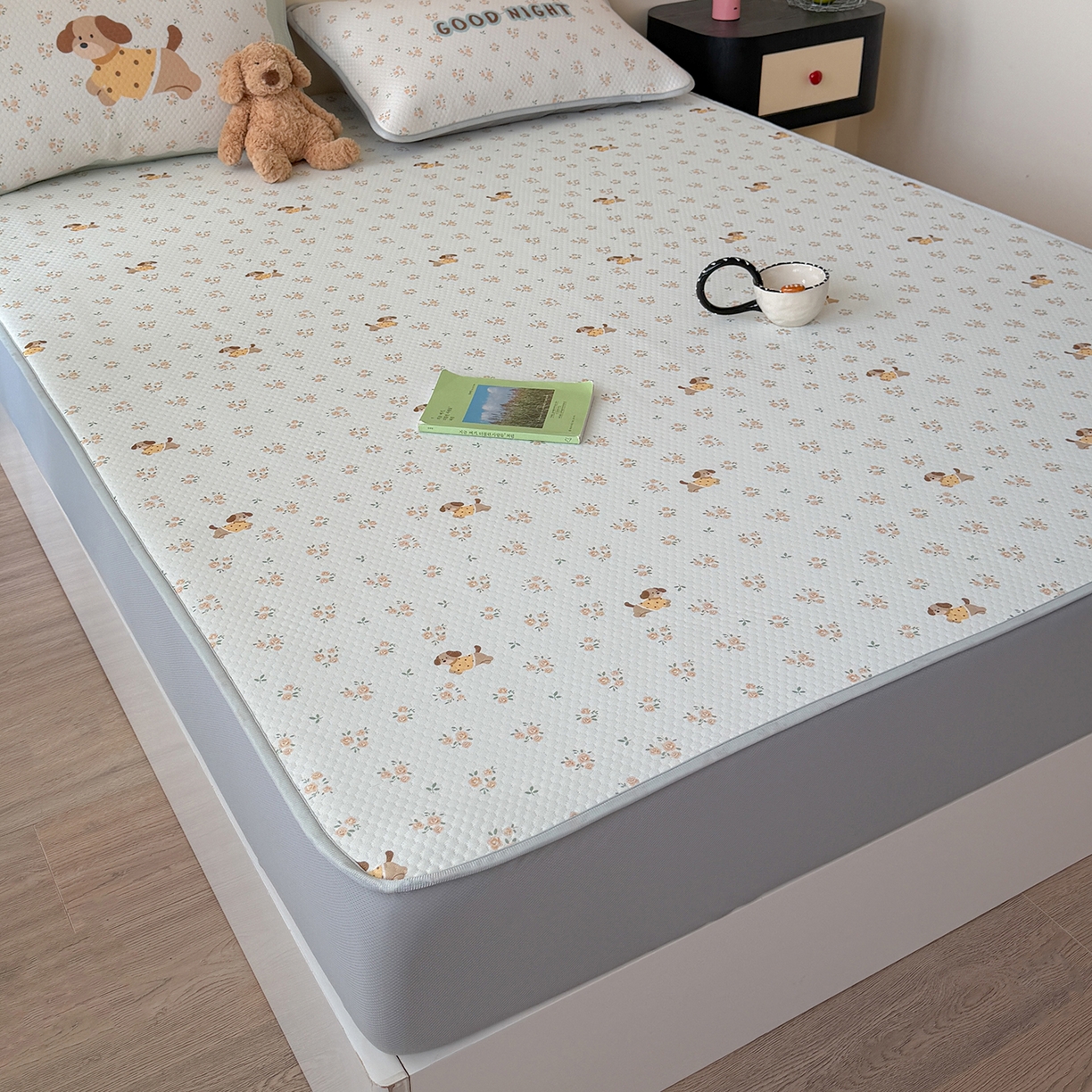 91家纺网 家纺一手货源 找家纺 Sweet dreams甜梦 2026新款A类数码印花凉感豆豆床笠款凉席--小版 黄花小狗