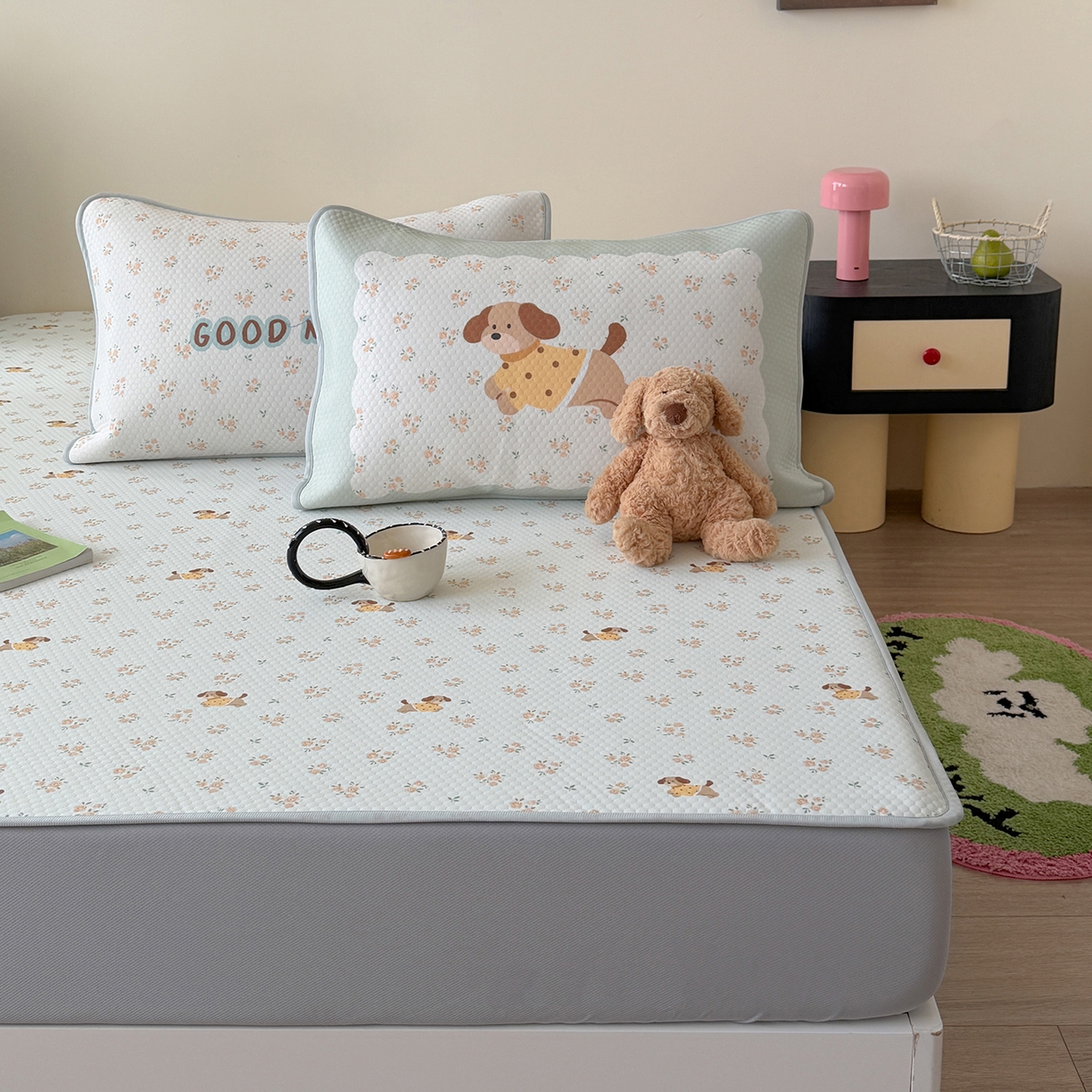 91家纺网 家纺一手货源 找家纺 Sweet dreams甜梦 2026新款A类数码印花凉感豆豆床笠款凉席--小版 黄花小狗