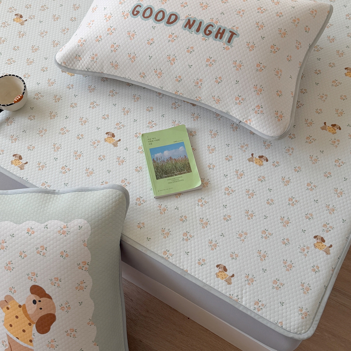 91家纺网 家纺一手货源 找家纺 Sweet dreams甜梦 2026新款A类数码印花凉感豆豆床笠款凉席--小版 黄花小狗