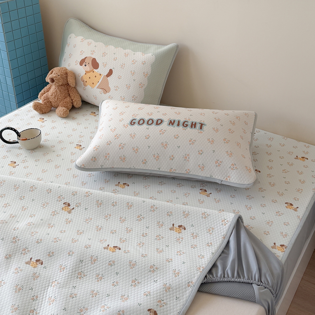 91家纺网 家纺一手货源 找家纺 Sweet dreams甜梦 2026新款A类数码印花凉感豆豆床笠款凉席--小版 黄花小狗