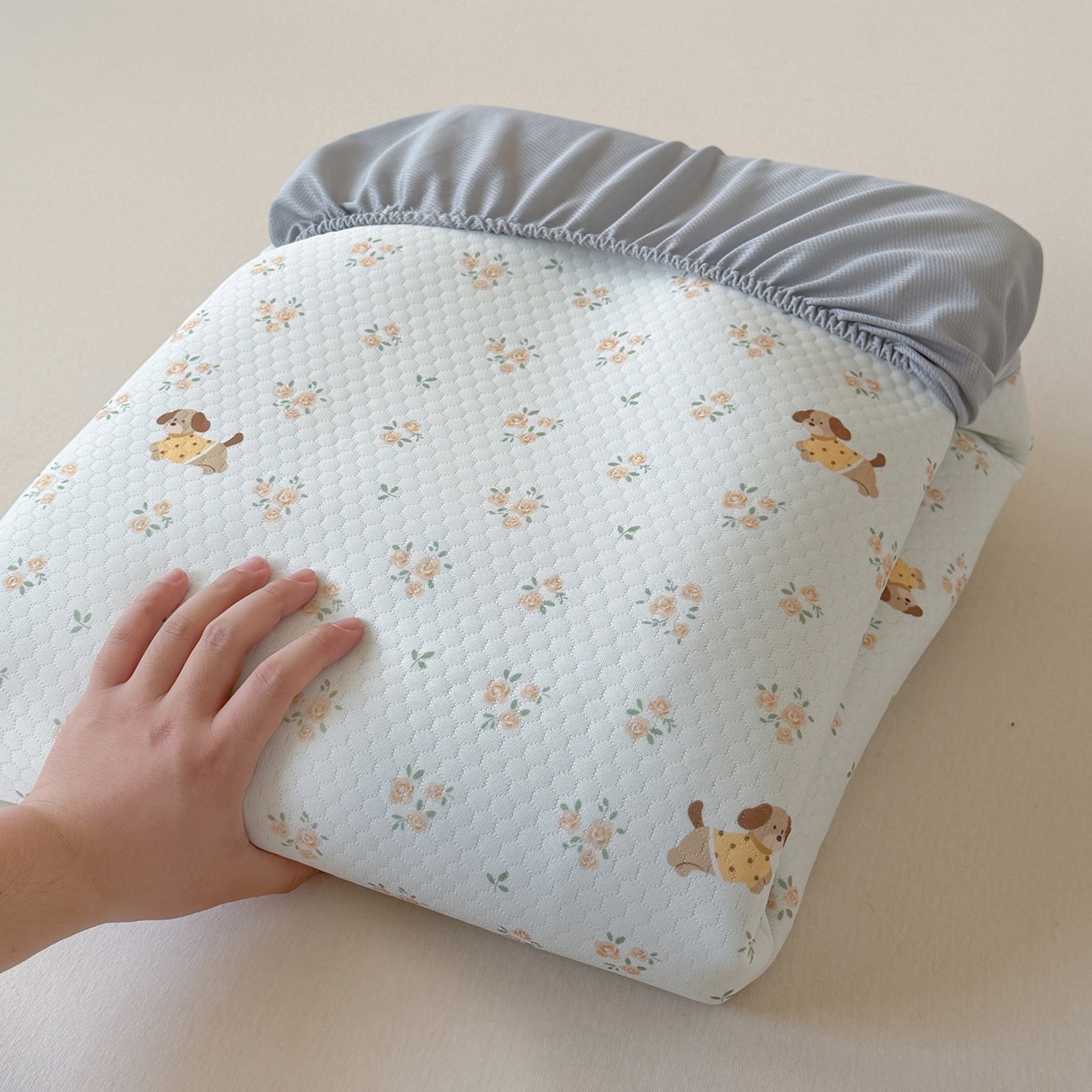 91家纺网 家纺一手货源 找家纺 Sweet dreams甜梦 2026新款A类数码印花凉感豆豆床笠款凉席--小版 黄花小狗