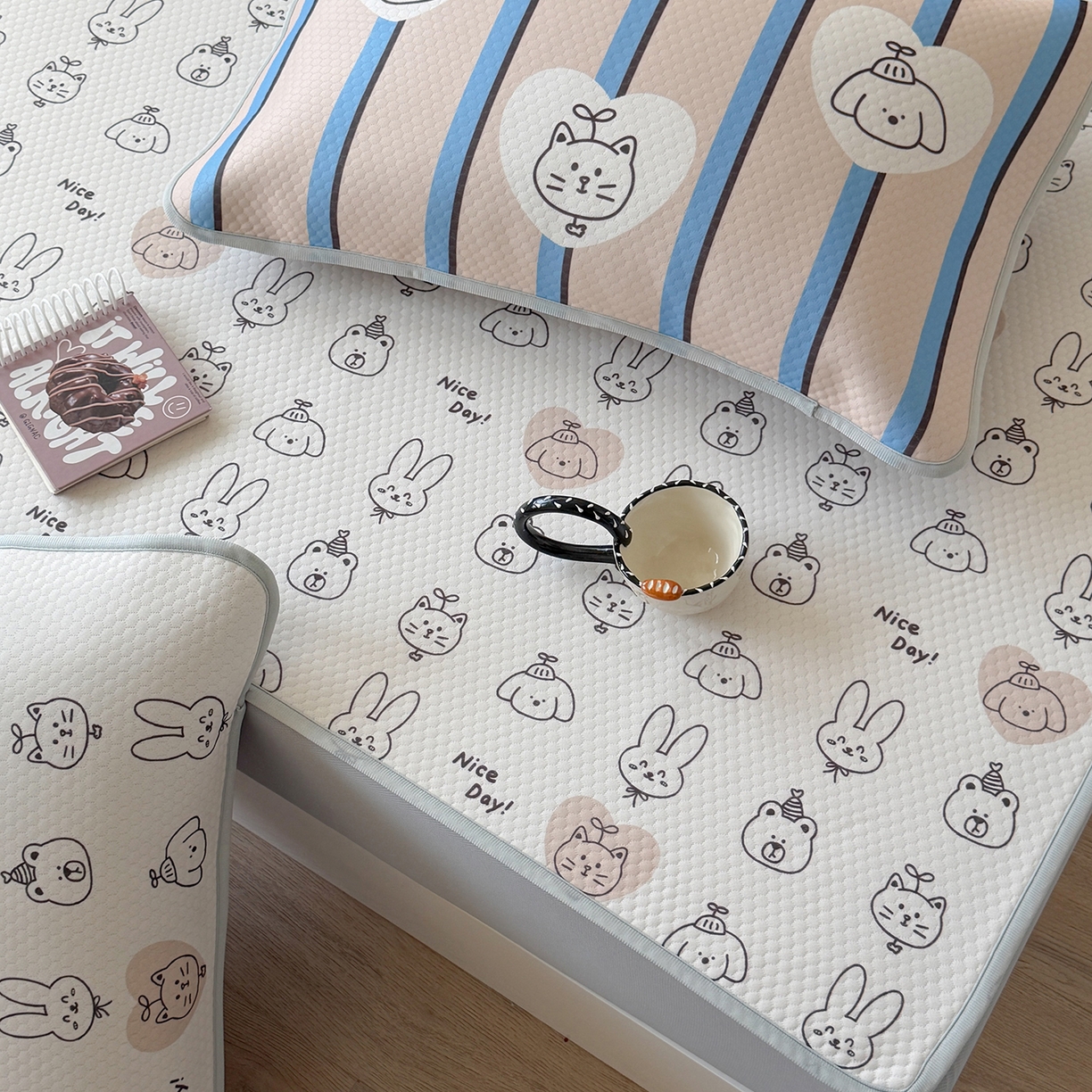 91家纺网 家纺一手货源 找家纺 Sweet dreams甜梦 2026新款A类数码印花凉感豆豆床笠款凉席--小版 美好一天