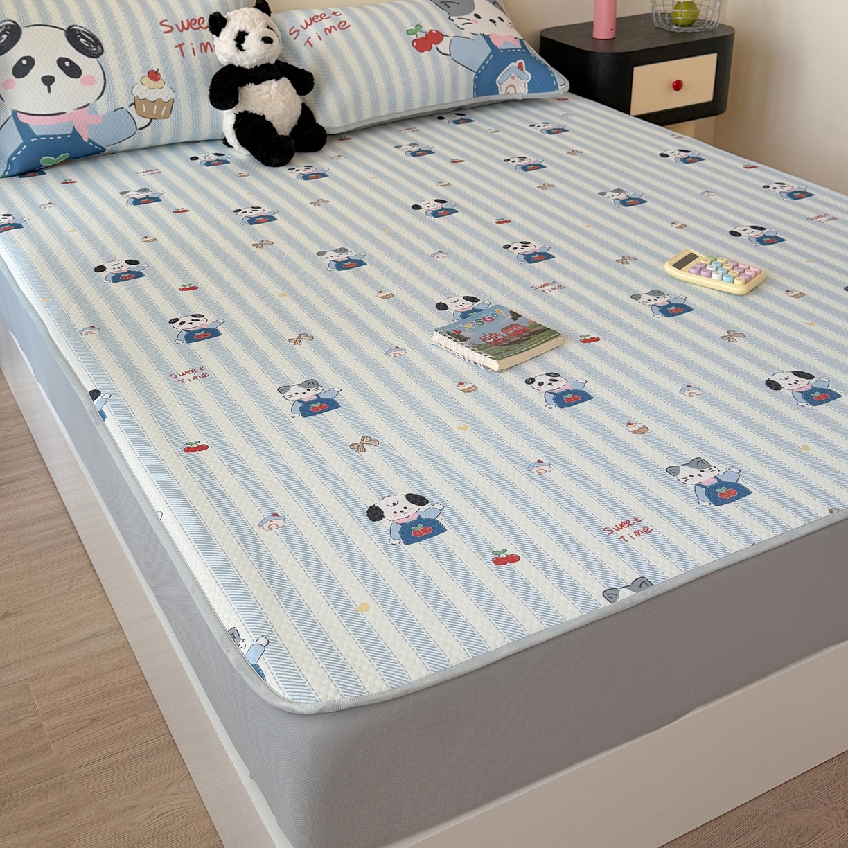 91家纺网 家纺一手货源 找家纺 Sweet dreams甜梦 2026新款A类数码印花凉感豆豆床笠款凉席--小版 甜梦时光