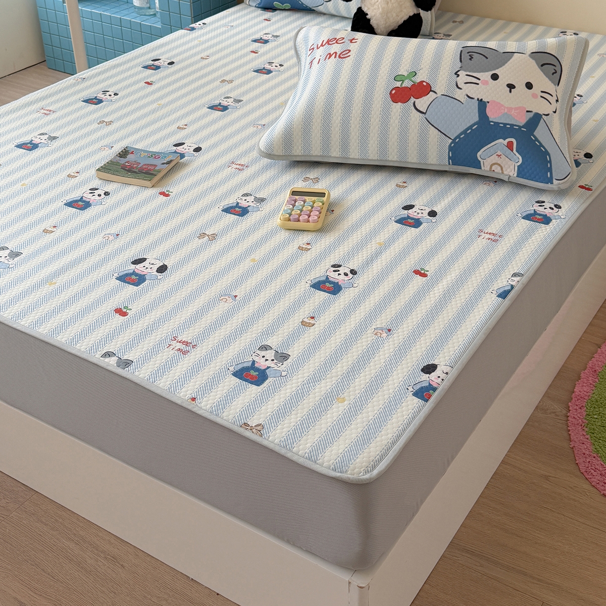 91家纺网 家纺一手货源 找家纺 Sweet dreams甜梦 2026新款A类数码印花凉感豆豆床笠款凉席--小版 甜梦时光