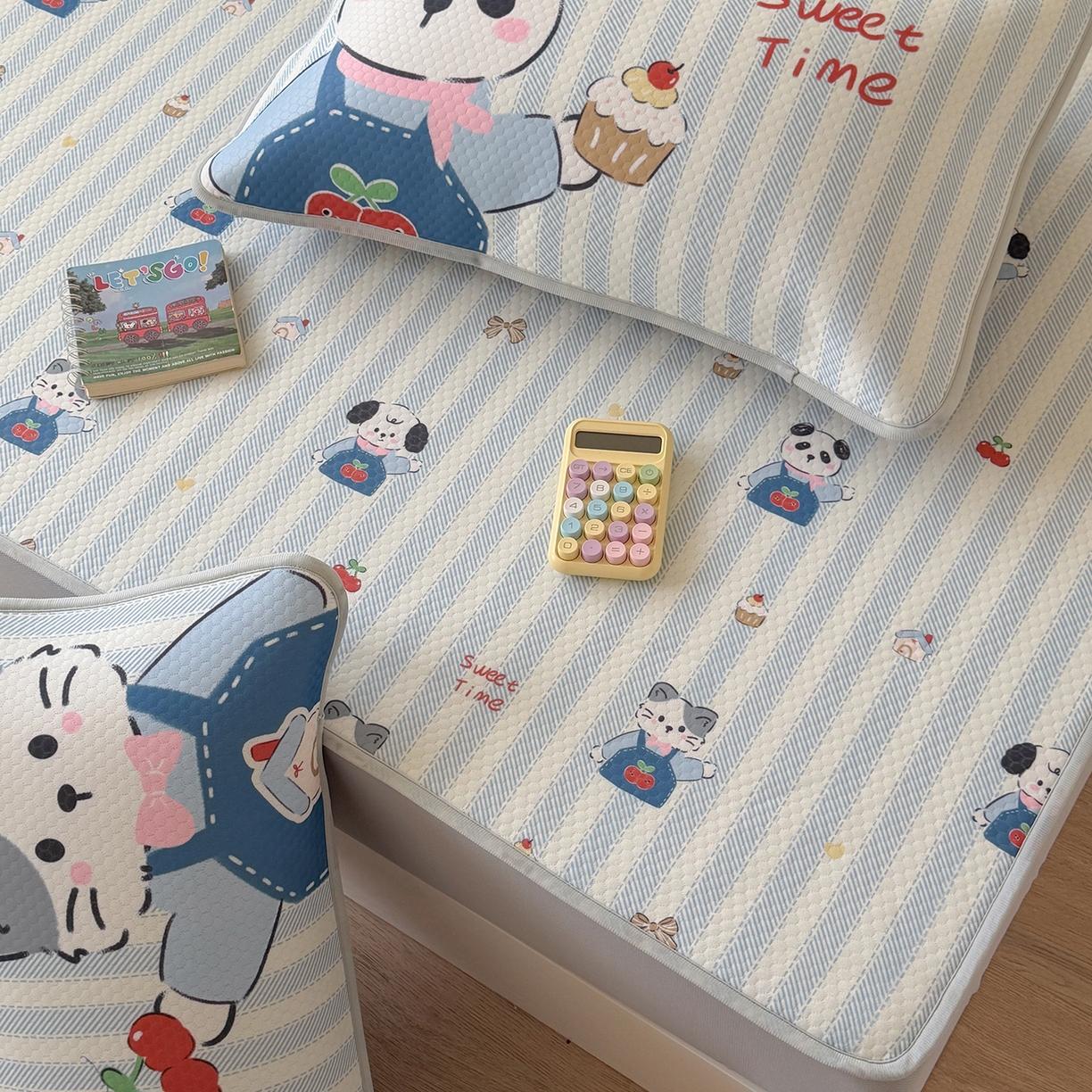 91家纺网 家纺一手货源 找家纺 Sweet dreams甜梦 2026新款A类数码印花凉感豆豆床笠款凉席--小版 甜梦时光