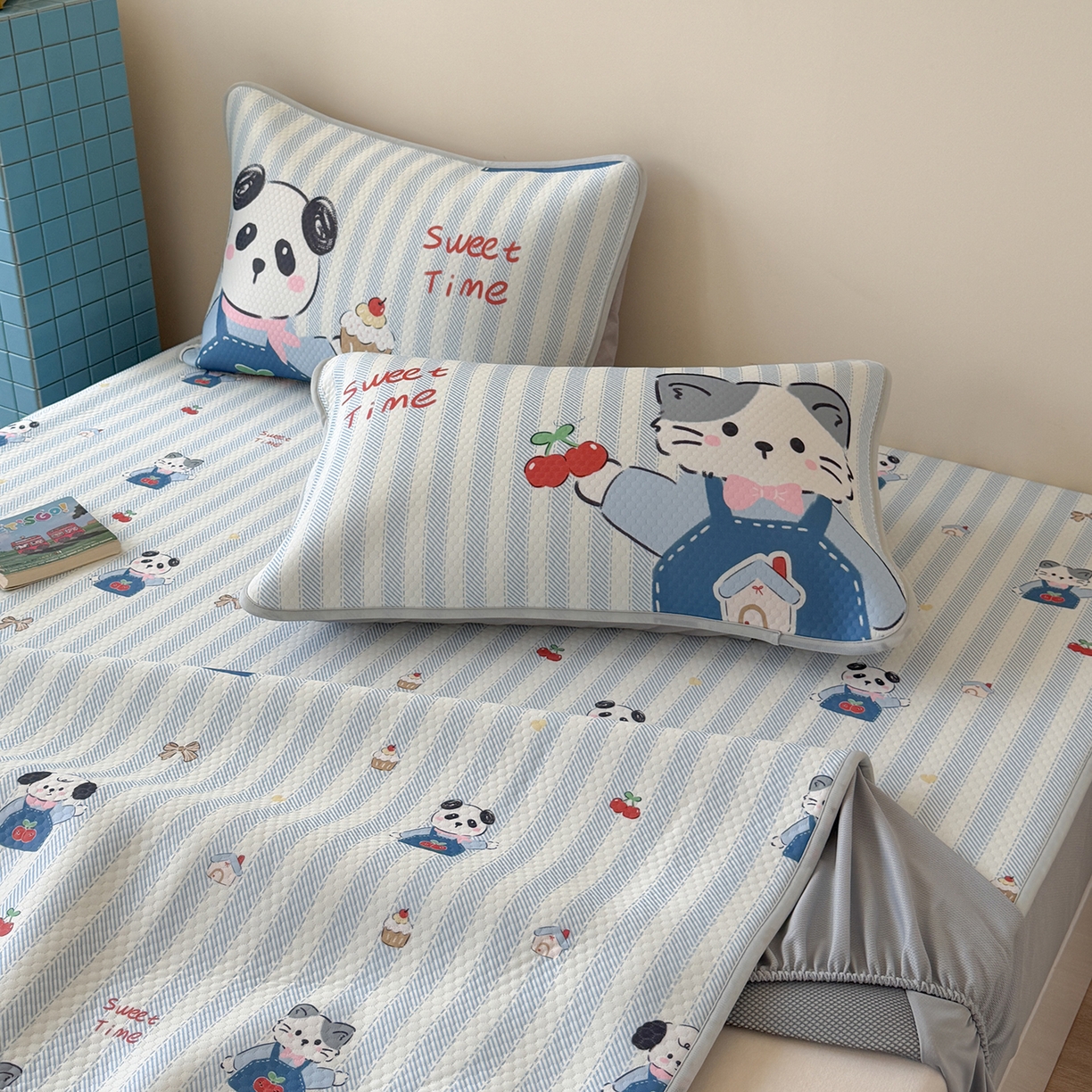 91家纺网 家纺一手货源 找家纺 Sweet dreams甜梦 2026新款A类数码印花凉感豆豆床笠款凉席--小版 甜梦时光