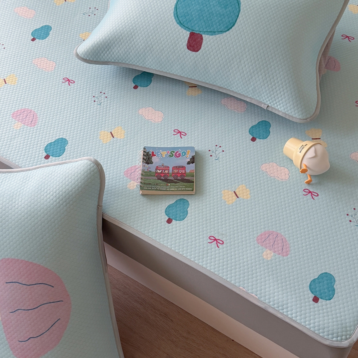 91家纺网 家纺一手货源 找家纺 Sweet dreams甜梦 2026新款A类数码印花凉感豆豆床笠款凉席--小版 小森林