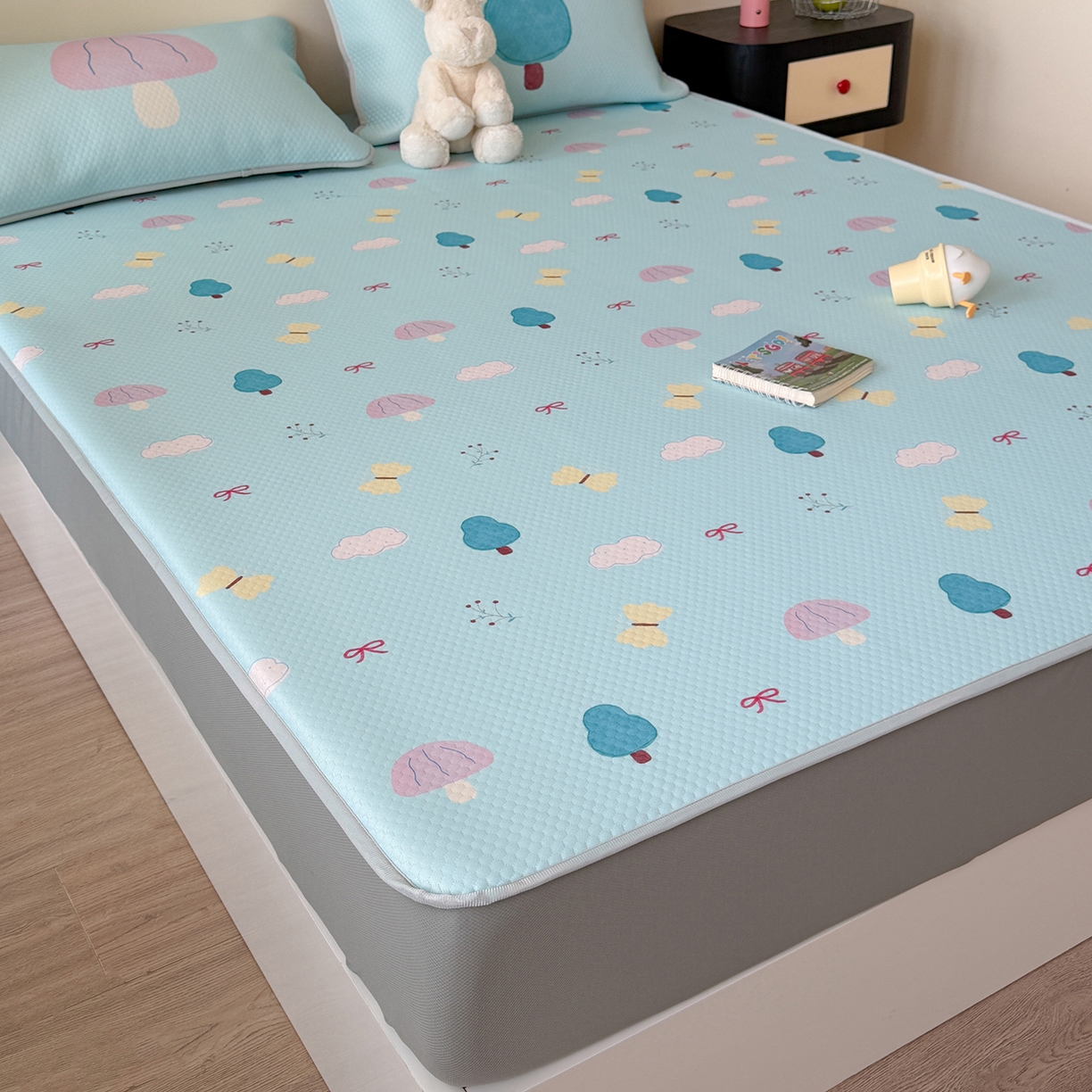 91家纺网 家纺一手货源 找家纺 Sweet dreams甜梦 2026新款A类数码印花凉感豆豆床笠款凉席--小版 小森林