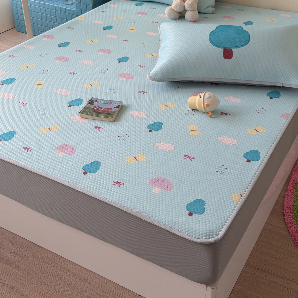 91家纺网 家纺一手货源 找家纺 Sweet dreams甜梦 2026新款A类数码印花凉感豆豆床笠款凉席--小版 小森林