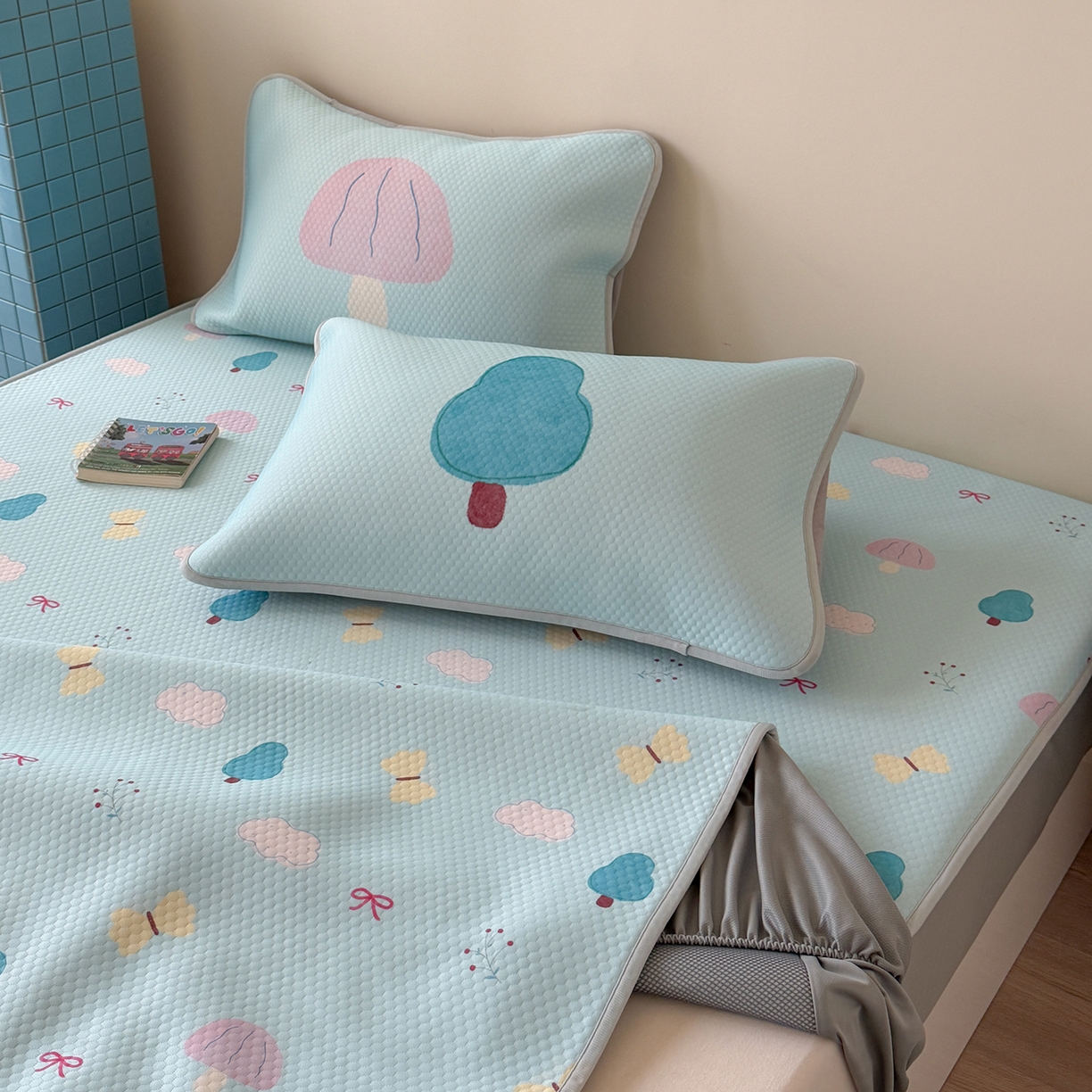 91家纺网 家纺一手货源 找家纺 Sweet dreams甜梦 2026新款A类数码印花凉感豆豆床笠款凉席--小版 小森林