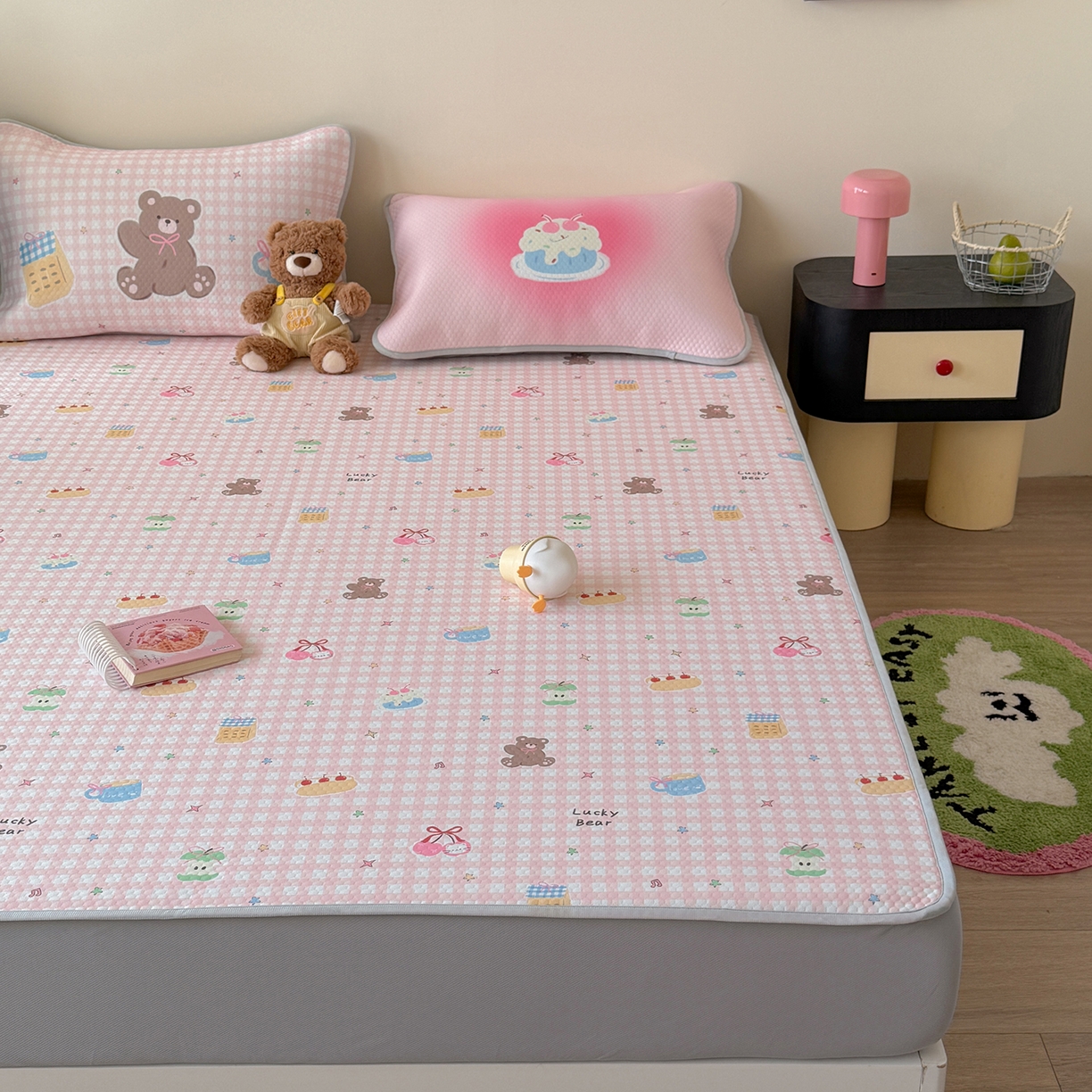 91家纺网 家纺一手货源 找家纺 Sweet dreams甜梦 2026新款A类数码印花凉感豆豆床笠款凉席--小版 樱桃小熊