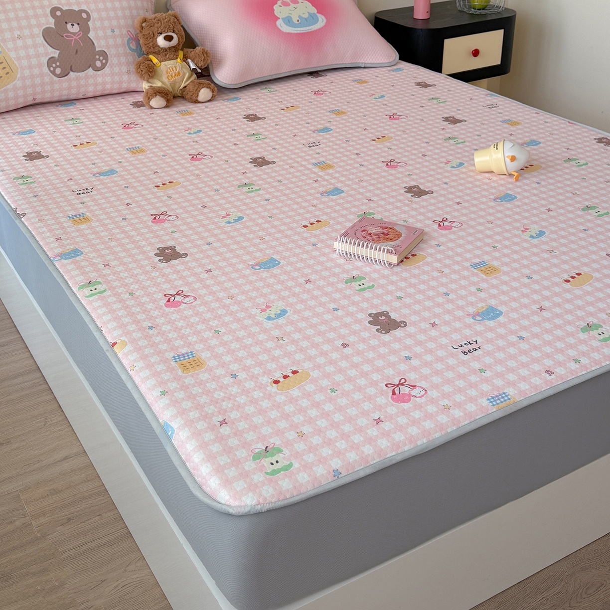 91家纺网 家纺一手货源 找家纺 Sweet dreams甜梦 2026新款A类数码印花凉感豆豆床笠款凉席--小版 樱桃小熊