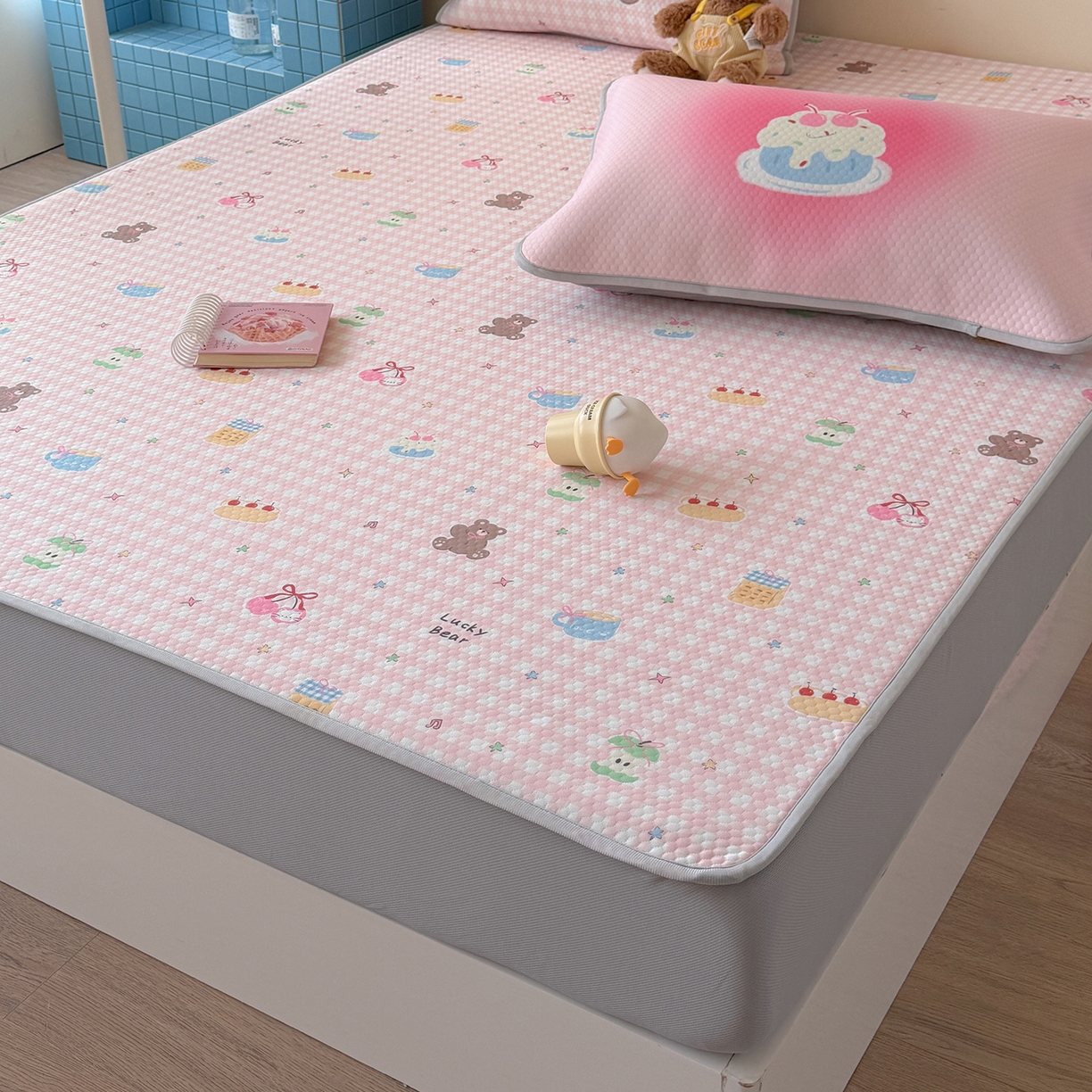 91家纺网 家纺一手货源 找家纺 Sweet dreams甜梦 2026新款A类数码印花凉感豆豆床笠款凉席--小版 樱桃小熊