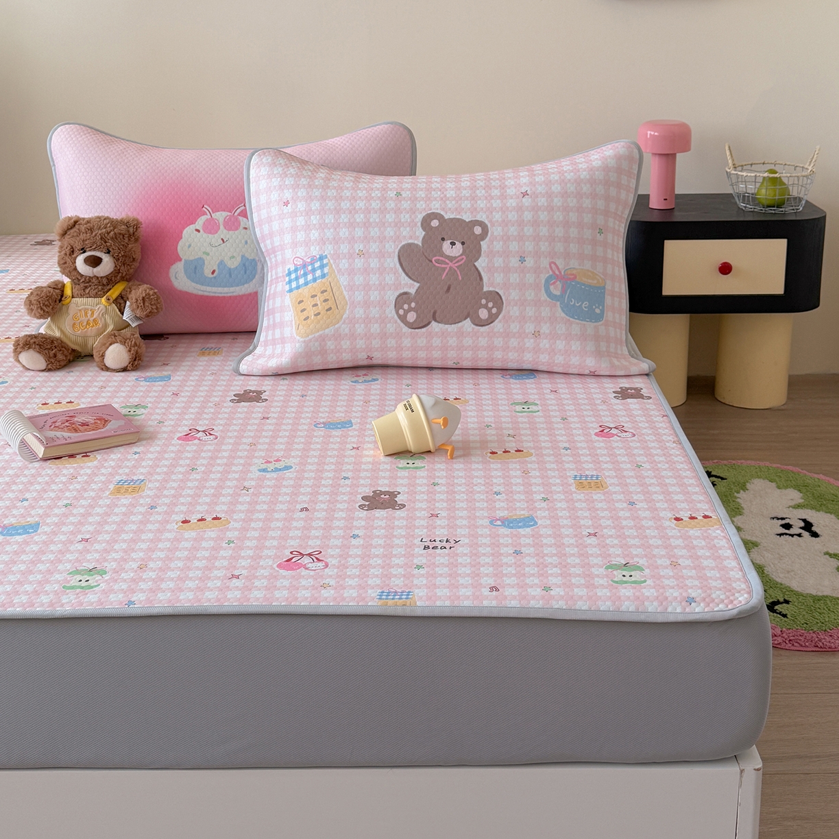 91家纺网 家纺一手货源 找家纺 Sweet dreams甜梦 2026新款A类数码印花凉感豆豆床笠款凉席--小版 樱桃小熊