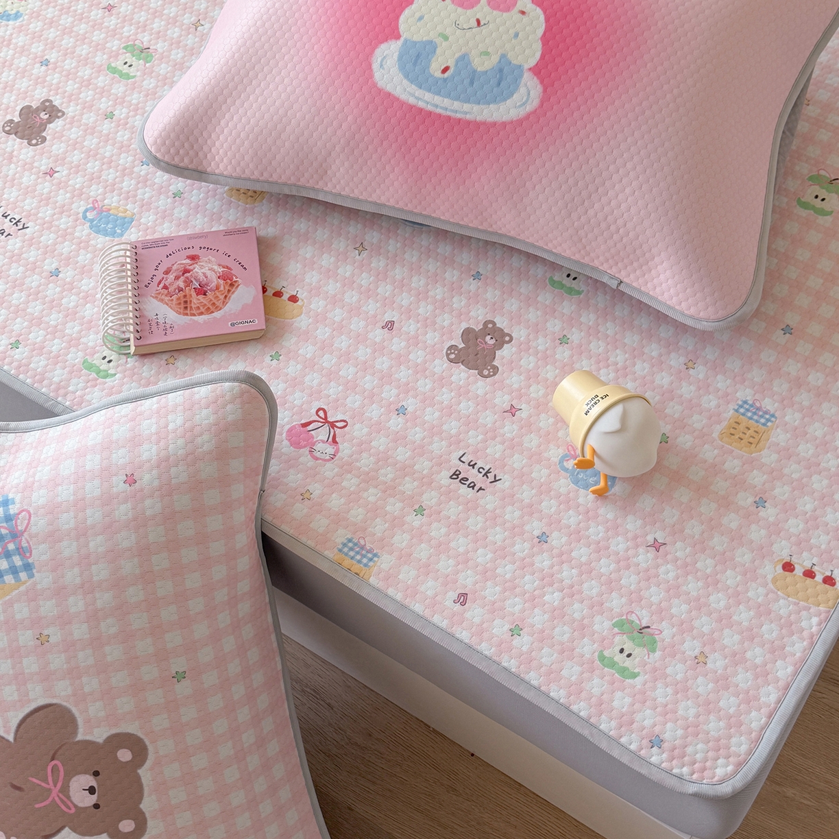 91家纺网 家纺一手货源 找家纺 Sweet dreams甜梦 2026新款A类数码印花凉感豆豆床笠款凉席--小版 樱桃小熊